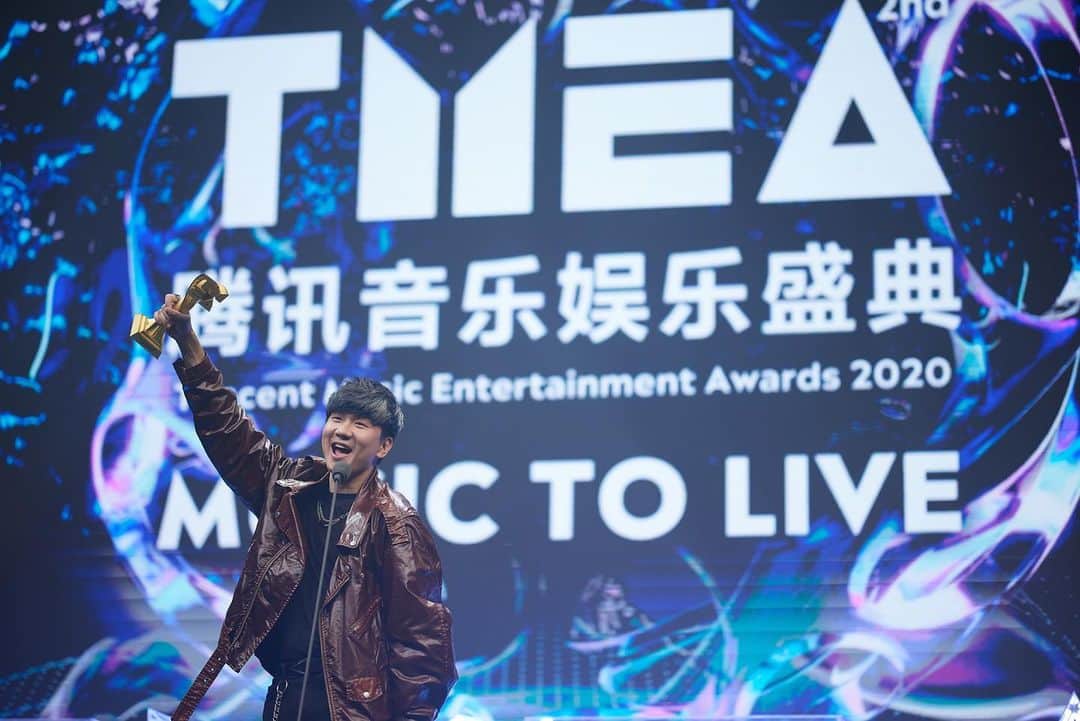 林俊傑さんのインスタグラム写真 - (林俊傑Instagram)「⠀ Thank you “2020 Tencent Music Entertainment Awards” for the honor!⠀ ⠀ Best Male Singer of the year⠀ Best Producer of the year⠀ Top 10 Single of the year⠀ ⠀ 好久沒參加頒獎禮了！極度榮幸！謝謝 TMEA！⠀ 「年度最佳港台男歌手」、「年度最佳製作人」、「年度十大金曲：《將故事寫成我們》」⠀ ⠀ #讓奇蹟發聲⠀ #ifmiracleshadasound⠀ #TMEA音樂盛典」1月23日 23時48分 - jjlin