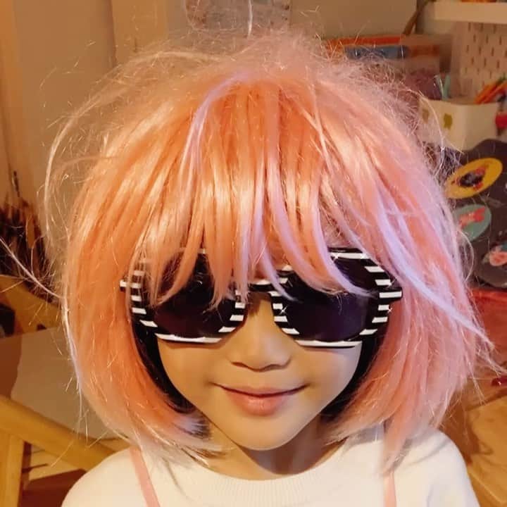 エリザベスラウのインスタグラム：「“Playing dress up begins at age 5 and never truly ends” quote by @katespadeny. #dressup #wearpink #divastyle #marnietheminx #princess #bubblegum #pinkhair」