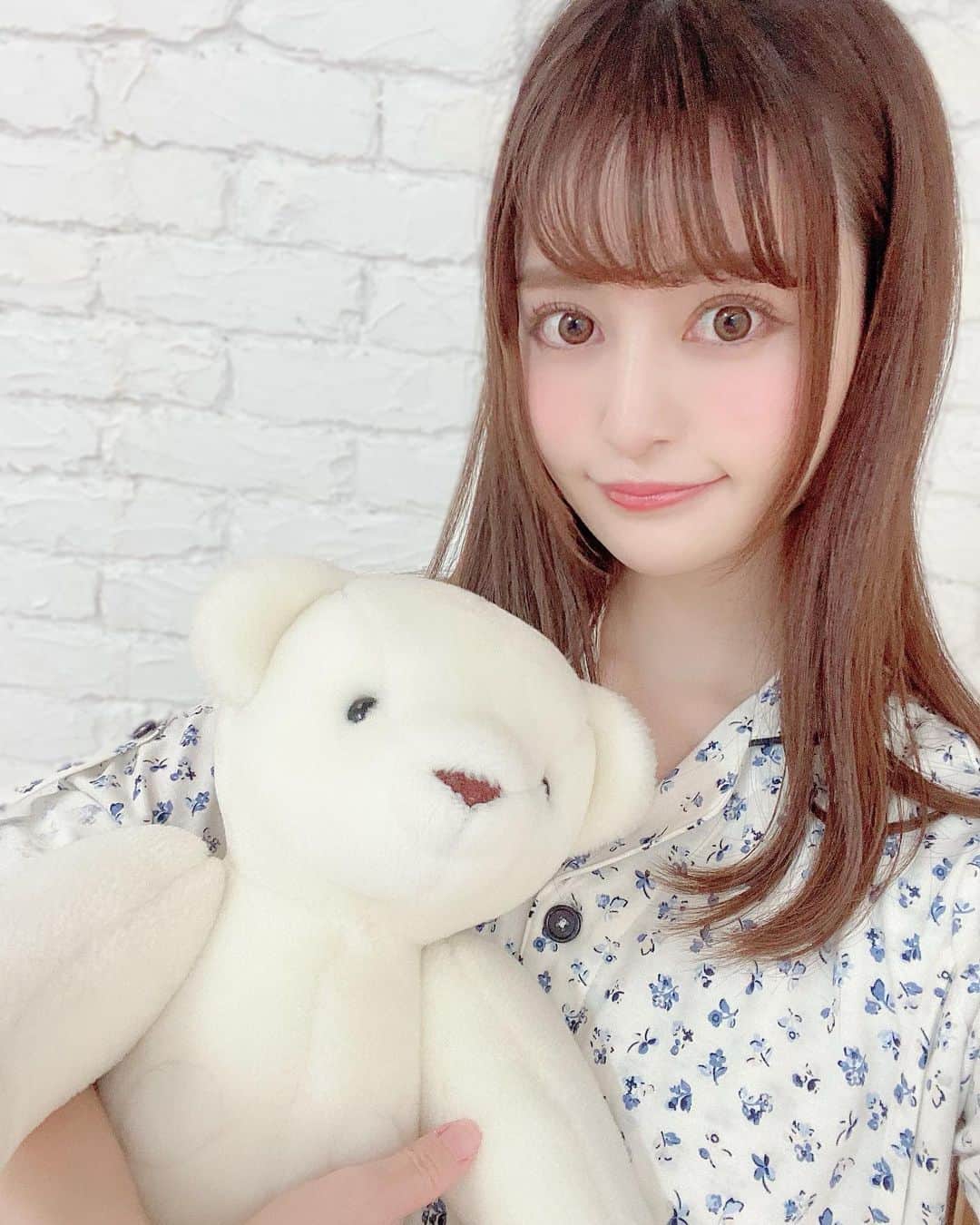 のインスタグラム：「おやすみなさいʕ •ﻌ• ʔ♡ . . ネクシアスさんのパジャマ着心地良くて普通に使えちゃう(*˘ ˘*)♡ 撮影のとき必ずいるクマさん🧸♡ . . https://www.rakuten.co.jp/nexiuss/ . . #パジャマ #パジャマ女子  #パジャマコーデ #ネクシアス　 #nexiuss」