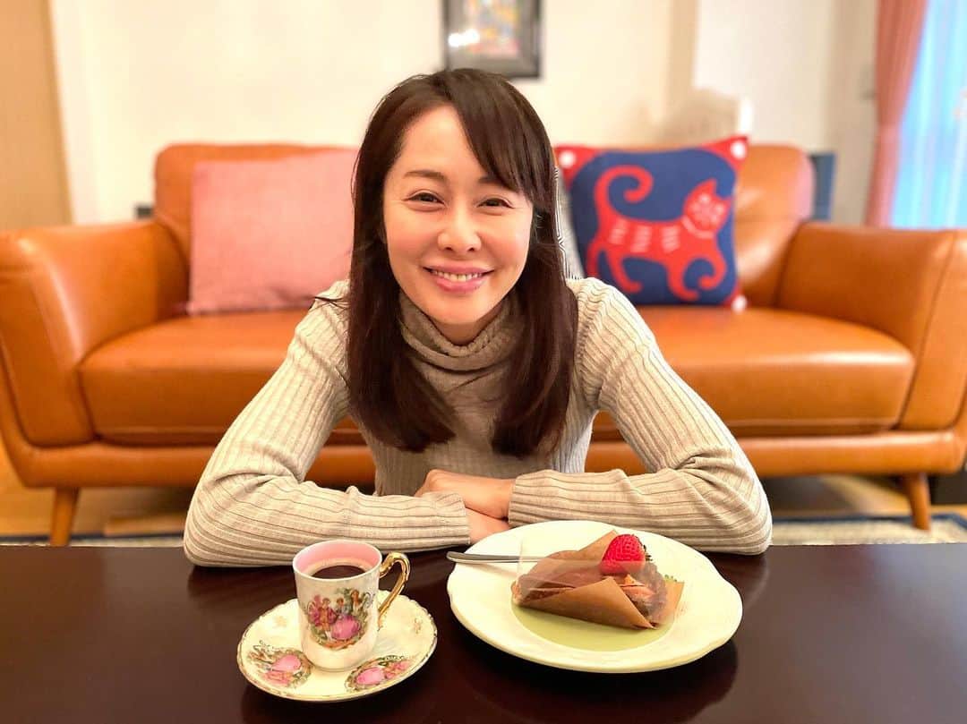 藤井美加子のインスタグラム：「お誕生日の今日。  娘にお誕生日プレゼントを買ってもらって、お弁当とケーキを買って、おうちで娘の産まれた時からの写真を二人で見て過ごしました。  いっぱいお話しして泣いて笑いました。 何よりの幸せです。  親からもらったこの命と身体を大事にして、人や自然からいただく愛と優しさを見落とさないように生きます。そしてその愛を社会へ少しでも貢献出来る人になりたいと思います。  #51歳の三木美加子 #どうぞよろしくお願いいたします #ありがとうございます」