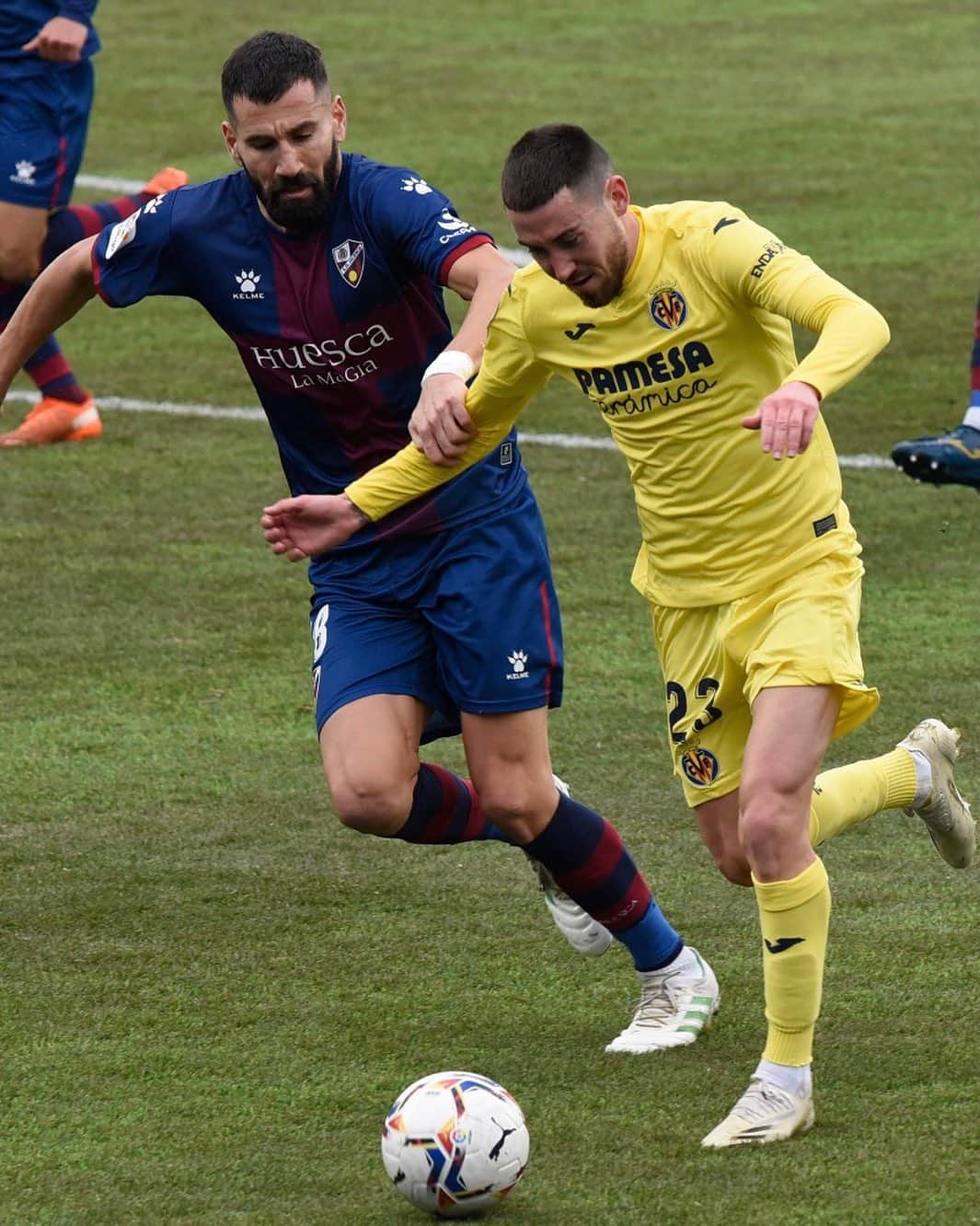 LFPさんのインスタグラム写真 - (LFPInstagram)「⚔️⚽️ Fight FOR EVERY BALL!  ⚔️⚽️ ¡Lucha POR CADA BALÓN!  #HuescaVillarreal #Siovas #MoiGomez #LaLiga #LaLigaSantander #Football #YouHaveToLiveIt #HayQueVivirla」1月23日 23時57分 - laliga