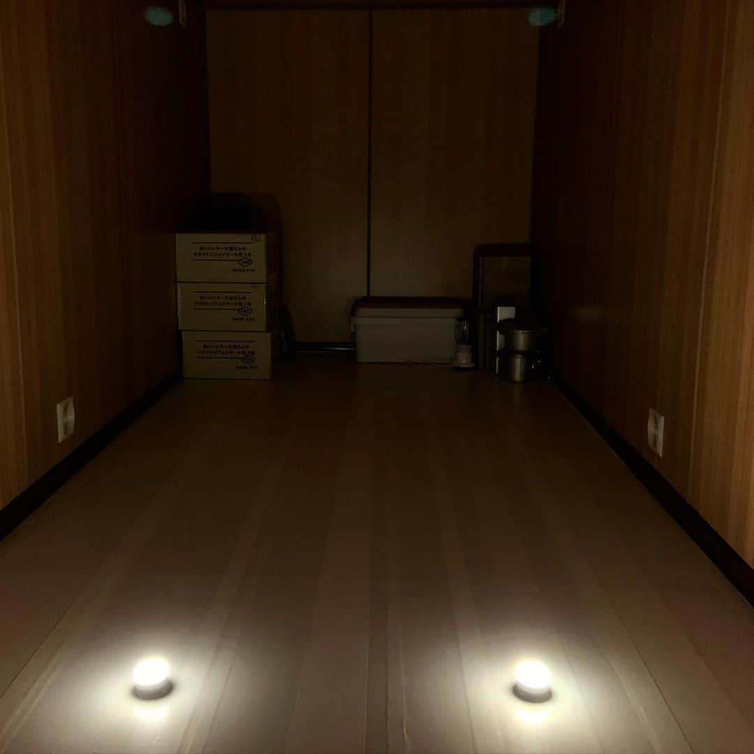 You Iwamotoのインスタグラム：「深夜、レンタル倉庫に荷物搬入。 アウトドア用のライトを持参したら、ちょっとした儀式感ある。」