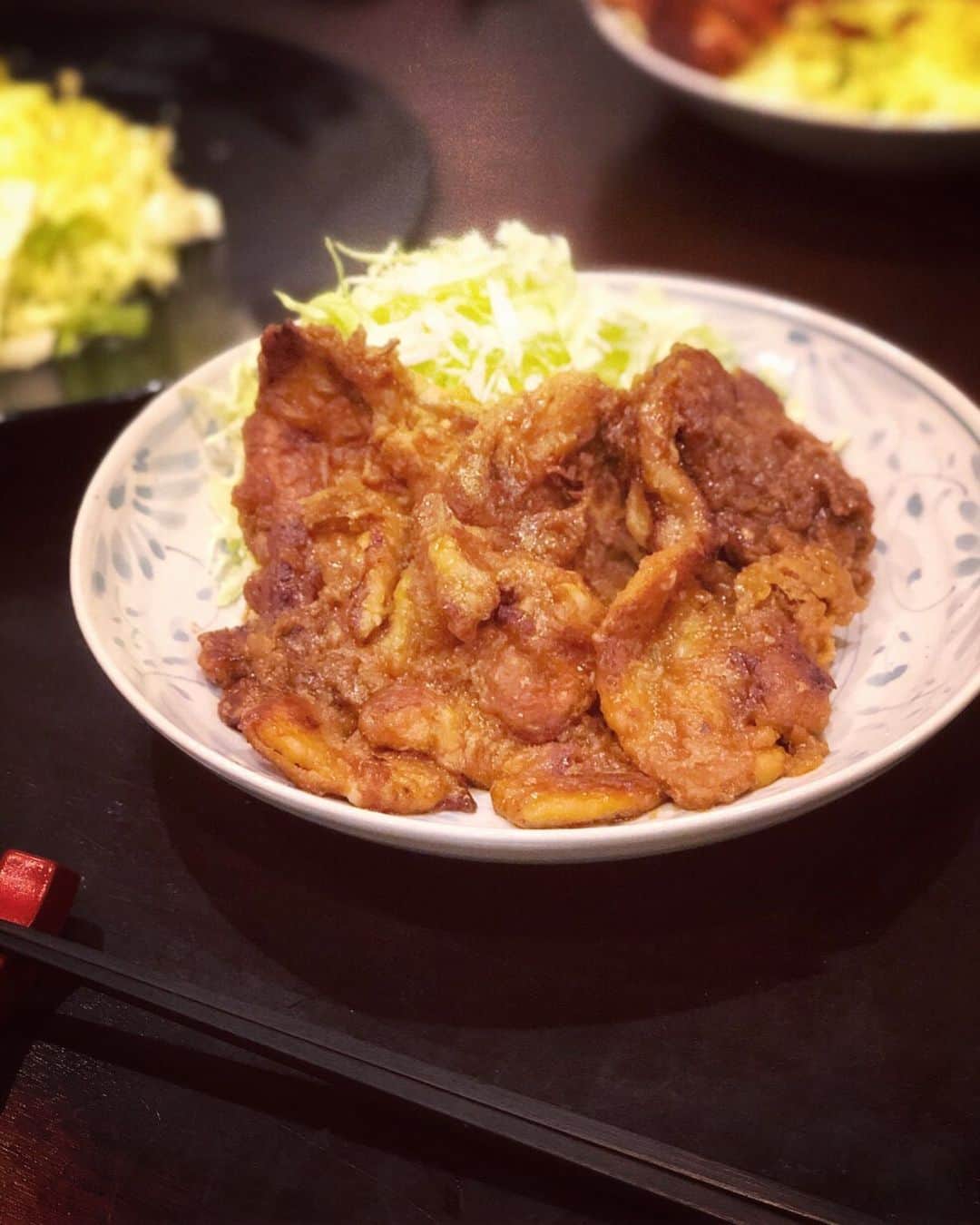 のインスタグラム：「雨☔️寒いですね。 息子の習い事を、朝から変更したりで。 生姜焼き！キャベツどーん。です。 タレがちょっと濃すぎました。 いつもならもっと美味しくできるのにー←🤭👈😉  #テレビ朝日 #japanese #yummy #foodstagram #food #foods  #dinner #homemade #homecooking   #ワーママ #ワーキングマザー #アナウンサー #働くママ #子育て #男の子ママ #6歳 #ママグラム #子育てぐらむ #ママライフ #子育て日記 #高齢出産 #アラフォーママ #アラフィフママ #年長 #年長さん #子どものいる暮らし  #テレビ朝日 #アナウンサー #萩野志保子」