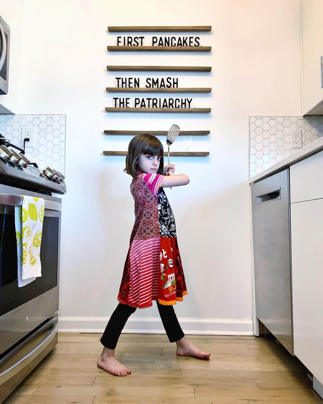 Ilana Wilesのインスタグラム：「Who else is having pancakes with a side of girl power this morning??? Harlow’s Fluffy Pancakes recipe at the link in my bio!」