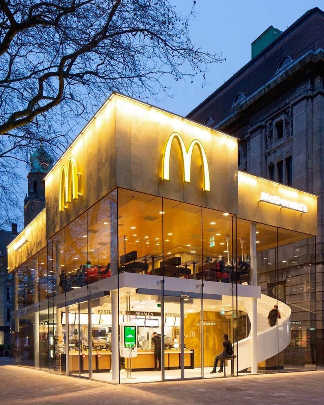 Architecture - Housesさんのインスタグラム写真 - (Architecture - HousesInstagram)「⁣ The most famous fast food company 🍔 in the world has a very distinctive style in its restaurants. But this one in Rotterdam breaks with the established and gives it a 𝗻𝗲𝘄, 𝗺𝘂𝗰𝗵 𝗺𝗼𝗿𝗲 𝗺𝗼𝗱𝗲𝗿𝗻 𝗱𝗲𝘀𝗶𝗴𝗻 𝗮𝗻𝗱 𝗮𝗿𝗰𝗵𝗶𝘁𝗲𝗰𝘁𝘂𝗿𝗲.⁣ ⁣ What do you think about it? Double tap if you like it.💙⁣⁣ _____⁣⁣⁣⁣⁣⁣⁣⁣⁣⁣⁣⁣⁣⁣⁣⁣⁣⁣⁣⁣⁣⁣⁣⁣⁣⁣⁣⁣⁣⁣⁣⁣⁣⁣⁣⁣ 📐 @mei_architects  📸  @ossipvanduivenbode  📍 Rotterdam⁣ #archidesignhome⁣⁣ _____⁣⁣⁣⁣⁣⁣⁣⁣⁣⁣⁣⁣⁣⁣⁣⁣⁣⁣⁣⁣⁣⁣⁣⁣⁣⁣⁣⁣⁣⁣⁣⁣⁣⁣⁣⁣ #architecture #architects #archilovers #archigram #intaarchi #mcdonals #archidesign #arquitectura #architettura #interiordesign #archilovers #architecturephotography #amazingarchitecture #mcdonalslovers #archilove #newmcdonals」1月24日 0時00分 - _archidesignhome_