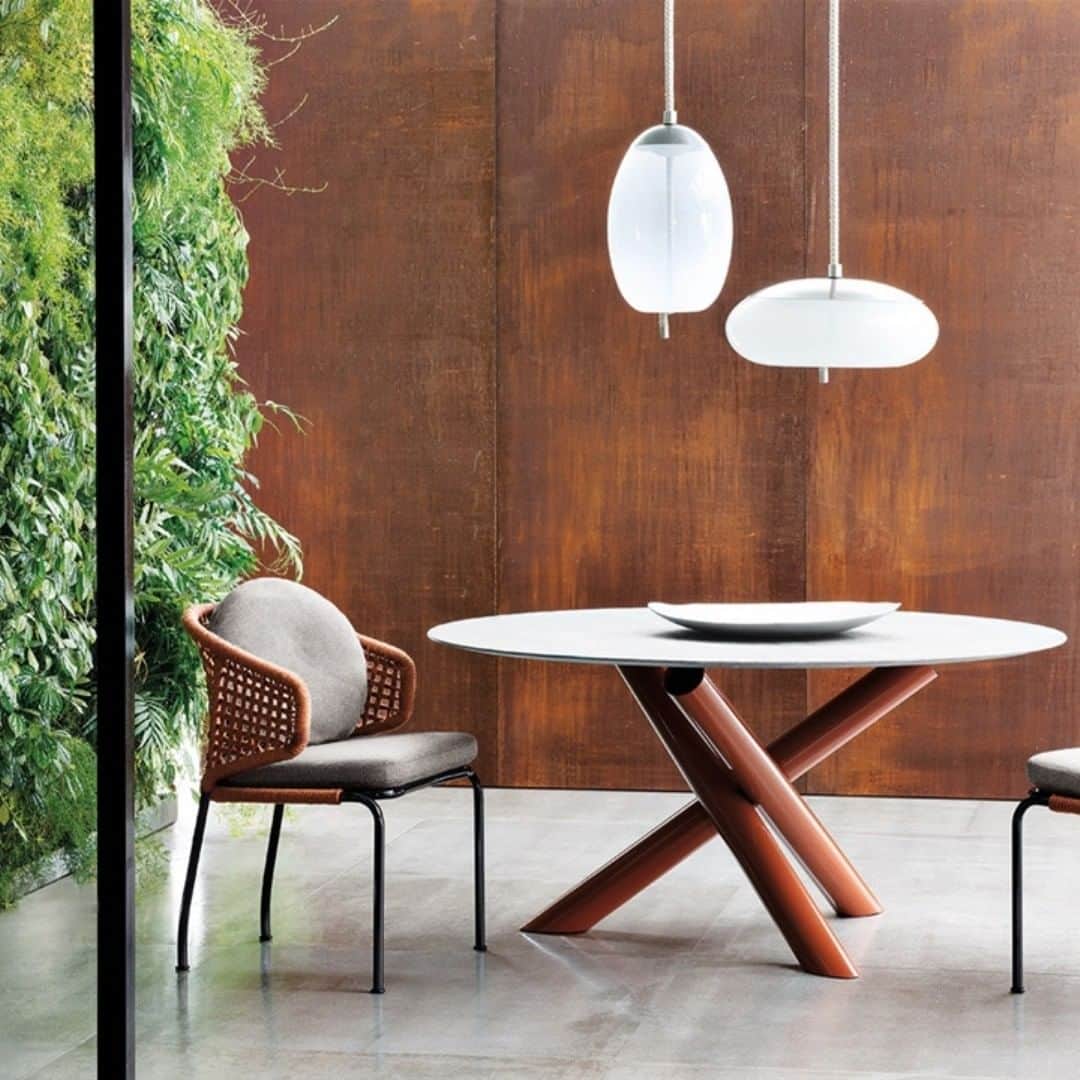 Minotti Londonさんのインスタグラム写真 - (Minotti LondonInstagram)「The Van Dyck outdoor table is a piece of furniture marked by a strong personality, that can be combined with different seats and gives a unique character to all open-air areas.  It is characterised by its sculptural support base which consists of three metal tubes welded together and completed by a rounded top in Cardoso Stone or Silver Beola.  Explore The Van Dyck Outdoor Table by tapping the link in our bio.  #interiordesign #minotti #minottilondon #homedecor #interiorstyling #residentialinteriors #furniture #homeinterior」1月24日 0時00分 - minottilondon
