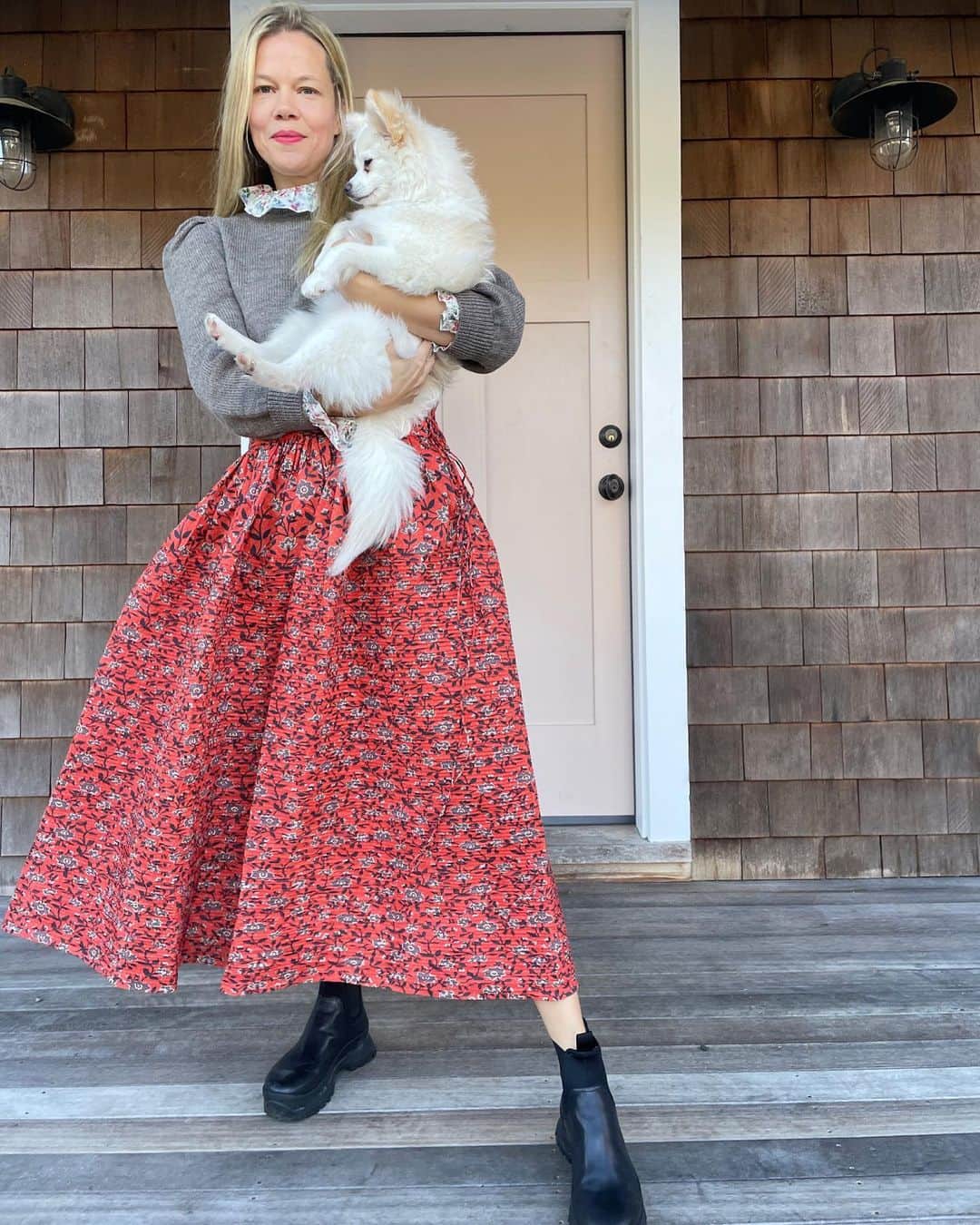 レフラーランドールさんのインスタグラム写真 - (レフラーランドールInstagram)「Jessie (and Peanut!) in her winter uniform —our puff sleeve Knits for Good sweater and Tara boots.」1月24日 0時04分 - loefflerrandall