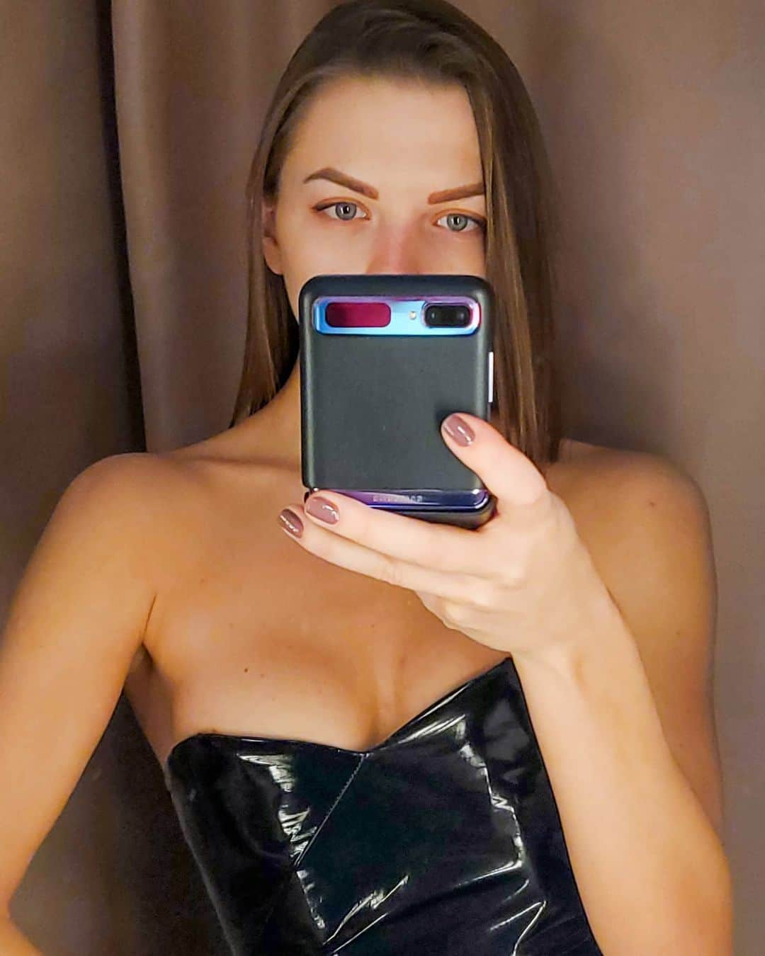 メリティナ・スタニウタさんのインスタグラム写真 - (メリティナ・スタニウタInstagram)「Behind the curtains 💣 ⠀ #samsungbelarus #galaxyzflip #dress #blackdress #girl #mirror #mirrorselfie #evening #moscow #greeneyes」1月24日 0時05分 - melitinastaniouta