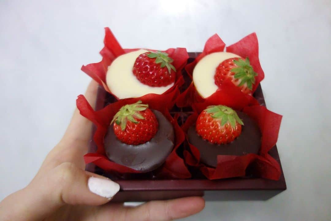 荒木悠衣のインスタグラム：「- 🍓×🍫 私得でしかないこの季節。 一生続けと思う反面限られた季節だから大切にしようとも思う。 ないものねだりね🦫」