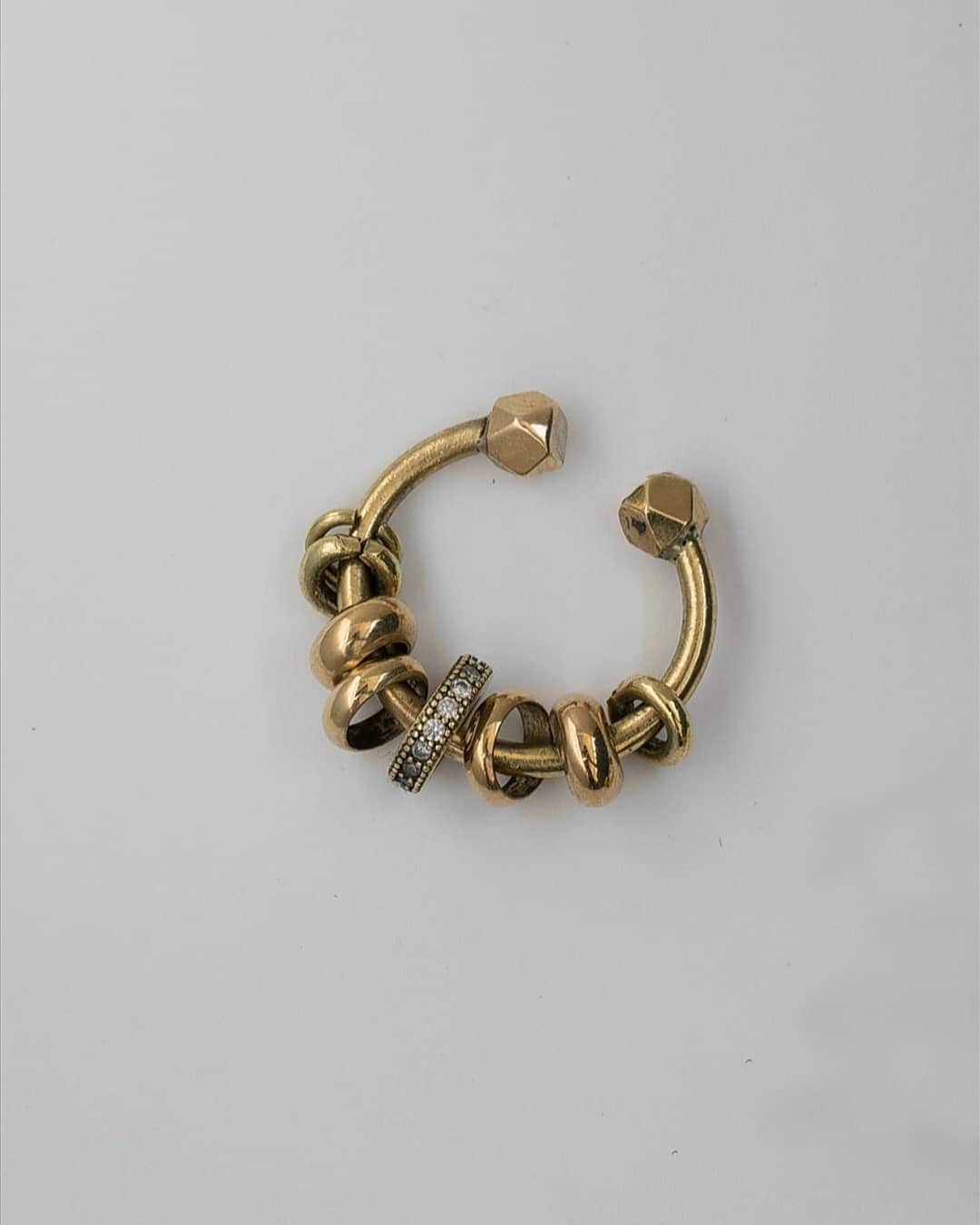 イオッセリアーニさんのインスタグラム写真 - (イオッセリアーニInstagram)「Hoops earrings soon in store. #iossellianifashionjewerly #hoopsearrings #handmadejewelrydesign #brassearrings」1月24日 0時09分 - iosselliani