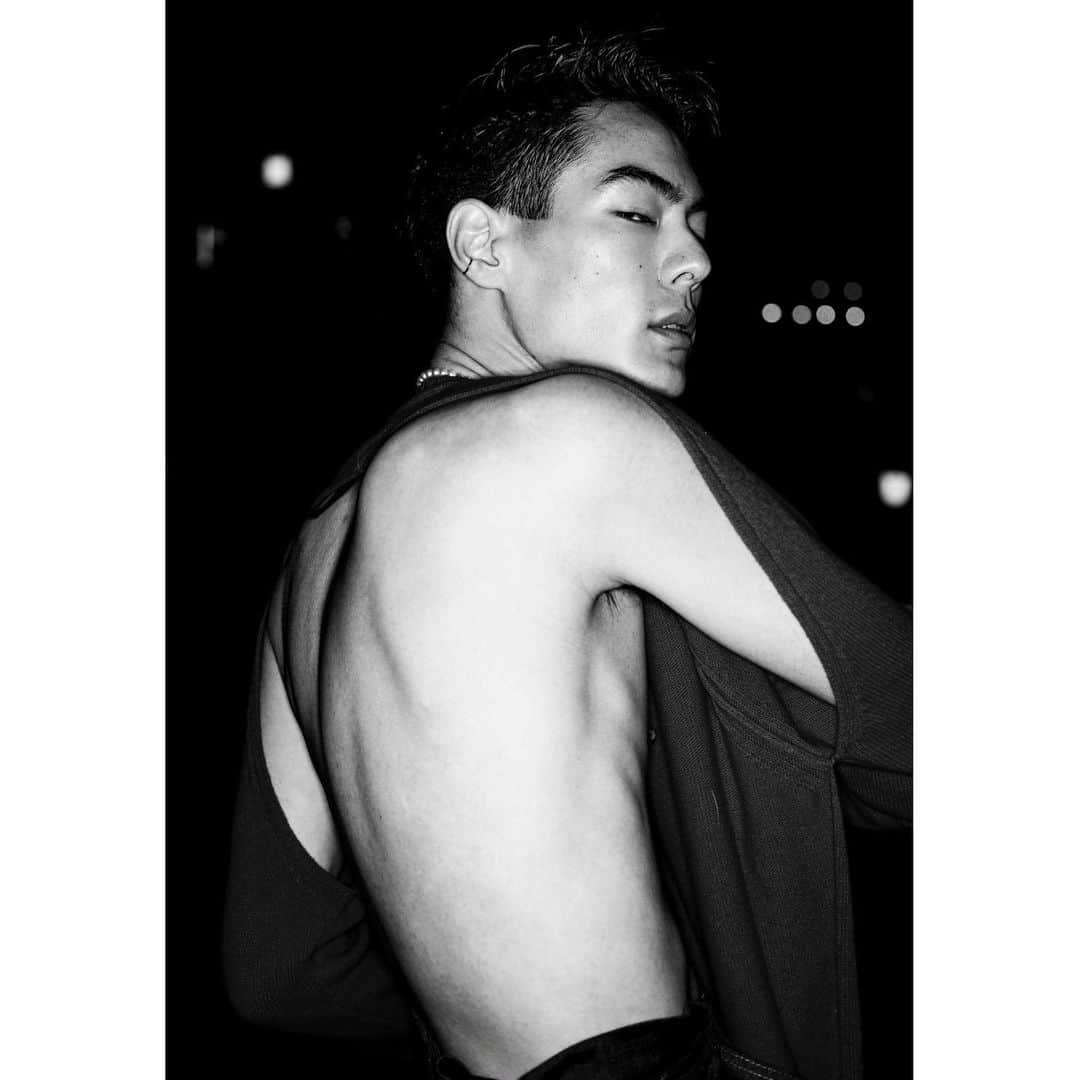 Taki Tanakaさんのインスタグラム写真 - (Taki TanakaInstagram)「先日伺った 舞山秀一写真展「Sign」 2021年1月15日(金)ー24日(日)開催 13時-19時  背中の開いた#ヌメロヴェントゥーノ  のニットを着たたっくん@takuma_iwasaki の写真 とてもかっこよかった♡  #ootd #outfitoftheday #outfit  #TakumaIwasaki in @numeroventuno  tops,pants #N21 #numeroventuno   #岩崎拓馬 #舞山秀一   #はなえちゃんありがとう   #izastagram」1月24日 0時09分 - tanakataki