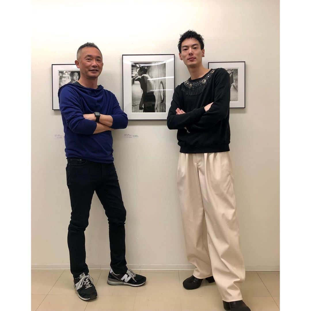 Taki Tanakaさんのインスタグラム写真 - (Taki TanakaInstagram)「先日伺った 舞山秀一写真展「Sign」 2021年1月15日(金)ー24日(日)開催 13時-19時  背中の開いた#ヌメロヴェントゥーノ  のニットを着たたっくん@takuma_iwasaki の写真 とてもかっこよかった♡  #ootd #outfitoftheday #outfit  #TakumaIwasaki in @numeroventuno  tops,pants #N21 #numeroventuno   #岩崎拓馬 #舞山秀一   #はなえちゃんありがとう   #izastagram」1月24日 0時09分 - tanakataki