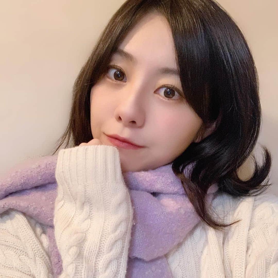 池田愛さんのインスタグラム写真 - (池田愛Instagram)「マフラーあったかい🧣 東京も雪が降るかもしれないからあったかくして寝ましょうね！  ココア飲んでから寝ようかな☺️  #マフラー女子 #マフラー #パステルピンク #パステルカラー #白ニット #白ニットコーデ #ナチュラルメイク #すっぴんメイク #寒い日コーデ」1月24日 0時13分 - ai_ik3