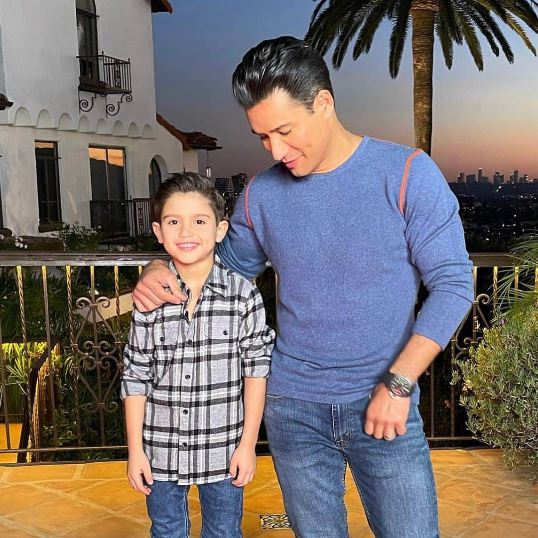 マリオ・ロペスのインスタグラム：「🙌🏼 @mariolopezextra  . . . #mariolopez #mariolopezextra #savedbythebell #sbtb #slater #acslater #lopez #lópez #fanbase #fantasyfootball #messi @onwithmariolopez @mariolopez #sbtbmeme #bayside #preppy #onwithmariolopez #sitcom #90ssitcom #zackmorris」