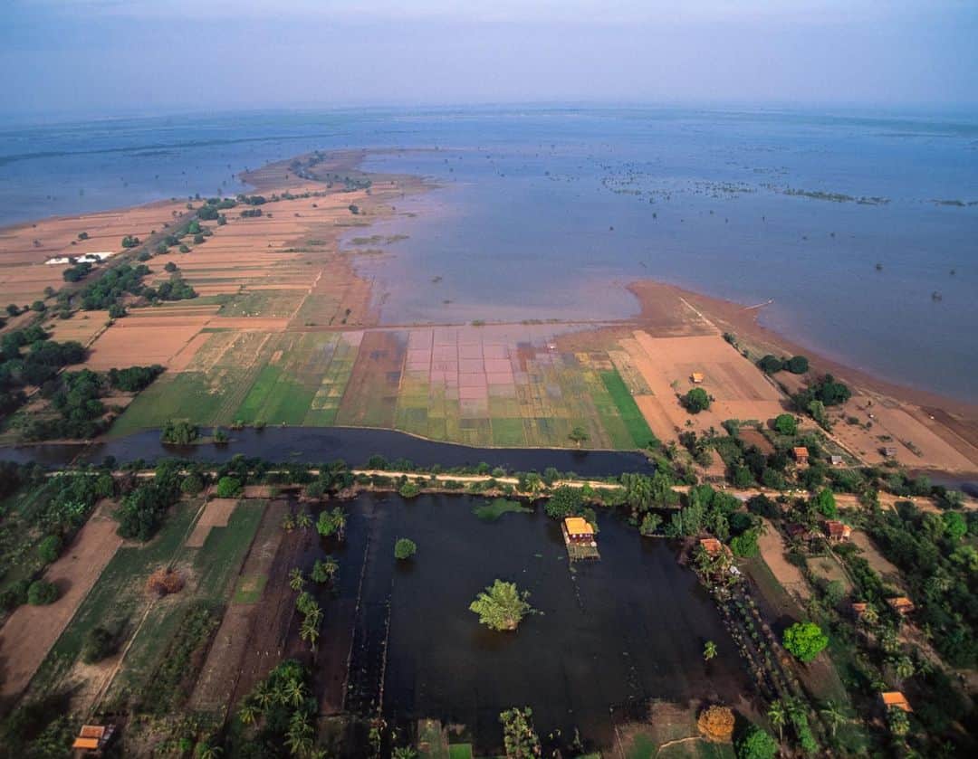 Michael Yamashitaさんのインスタグラム写真 - (Michael YamashitaInstagram)「A River Runs Through It: recent weeks have seen some of the worst flooding in Cambodia for decades, leaving communities across the Kingdom submerged. What has resulted has been death and injury, displaced households, and major interruptions to the education of young students. For hundreds of years, communities across Southeast Asia that live by and on the Mekong River have adapted to the seasonal cycles of drought and flood, building homes on stilts with floors that can rise and fall with the waters. But this year’s catastrophic floods have broken records and exposed the effects of decades of global warming, environmental mismanagement. Development, too, has meant the filling in of wetlands and lakes, removing the area's natural flood barriers.The Humanitarian Response Forum reports that as of late October there had been 38 deaths and 14,299 displaced households across 19 of 25 provinces. Deadly downpours have also wreaked havoc across all of Southeast Asia, with more Cambodians, Laotians and Vietnamese reported to have died this year as a result of flooding than due to the corona virus pandemic. #mekong #mekongriver #cambodiaflood @sea_globe」1月24日 0時24分 - yamashitaphoto