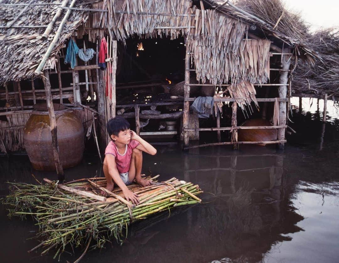 Michael Yamashitaさんのインスタグラム写真 - (Michael YamashitaInstagram)「A River Runs Through It: recent weeks have seen some of the worst flooding in Cambodia for decades, leaving communities across the Kingdom submerged. What has resulted has been death and injury, displaced households, and major interruptions to the education of young students. For hundreds of years, communities across Southeast Asia that live by and on the Mekong River have adapted to the seasonal cycles of drought and flood, building homes on stilts with floors that can rise and fall with the waters. But this year’s catastrophic floods have broken records and exposed the effects of decades of global warming, environmental mismanagement. Development, too, has meant the filling in of wetlands and lakes, removing the area's natural flood barriers.The Humanitarian Response Forum reports that as of late October there had been 38 deaths and 14,299 displaced households across 19 of 25 provinces. Deadly downpours have also wreaked havoc across all of Southeast Asia, with more Cambodians, Laotians and Vietnamese reported to have died this year as a result of flooding than due to the corona virus pandemic. #mekong #mekongriver #cambodiaflood @sea_globe」1月24日 0時24分 - yamashitaphoto