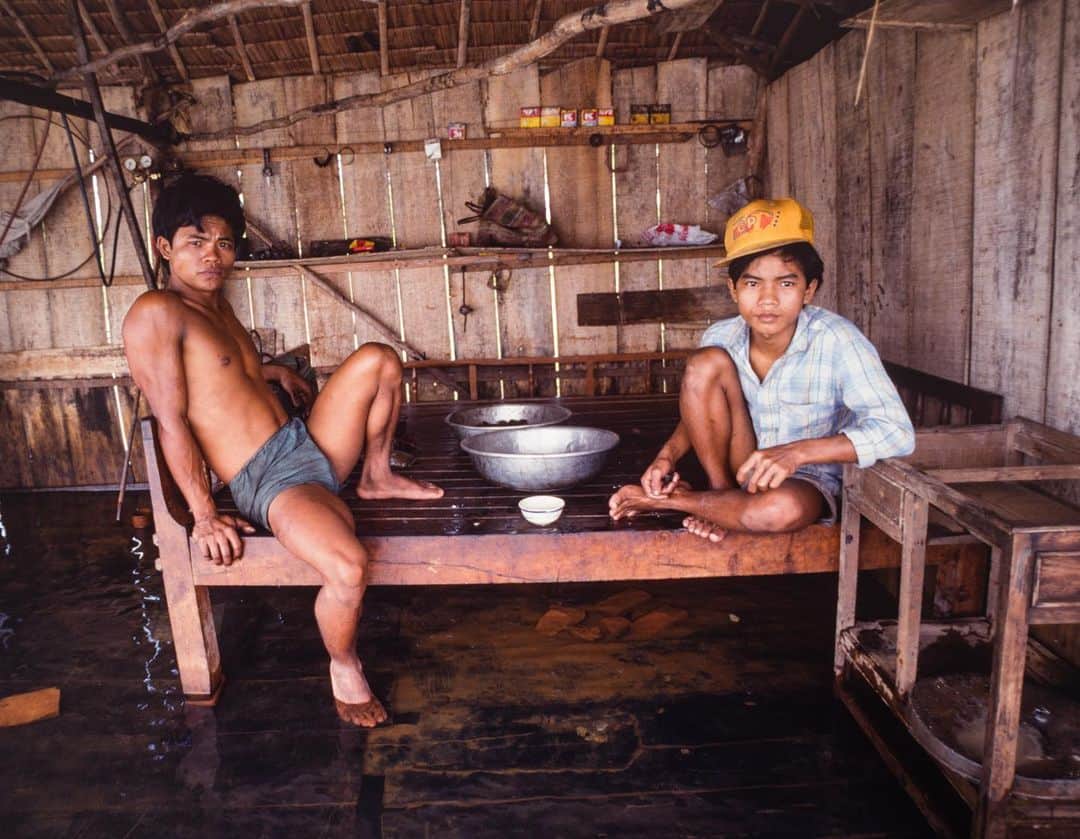 Michael Yamashitaさんのインスタグラム写真 - (Michael YamashitaInstagram)「A River Runs Through It: recent weeks have seen some of the worst flooding in Cambodia for decades, leaving communities across the Kingdom submerged. What has resulted has been death and injury, displaced households, and major interruptions to the education of young students. For hundreds of years, communities across Southeast Asia that live by and on the Mekong River have adapted to the seasonal cycles of drought and flood, building homes on stilts with floors that can rise and fall with the waters. But this year’s catastrophic floods have broken records and exposed the effects of decades of global warming, environmental mismanagement. Development, too, has meant the filling in of wetlands and lakes, removing the area's natural flood barriers.The Humanitarian Response Forum reports that as of late October there had been 38 deaths and 14,299 displaced households across 19 of 25 provinces. Deadly downpours have also wreaked havoc across all of Southeast Asia, with more Cambodians, Laotians and Vietnamese reported to have died this year as a result of flooding than due to the corona virus pandemic. #mekong #mekongriver #cambodiaflood @sea_globe」1月24日 0時24分 - yamashitaphoto