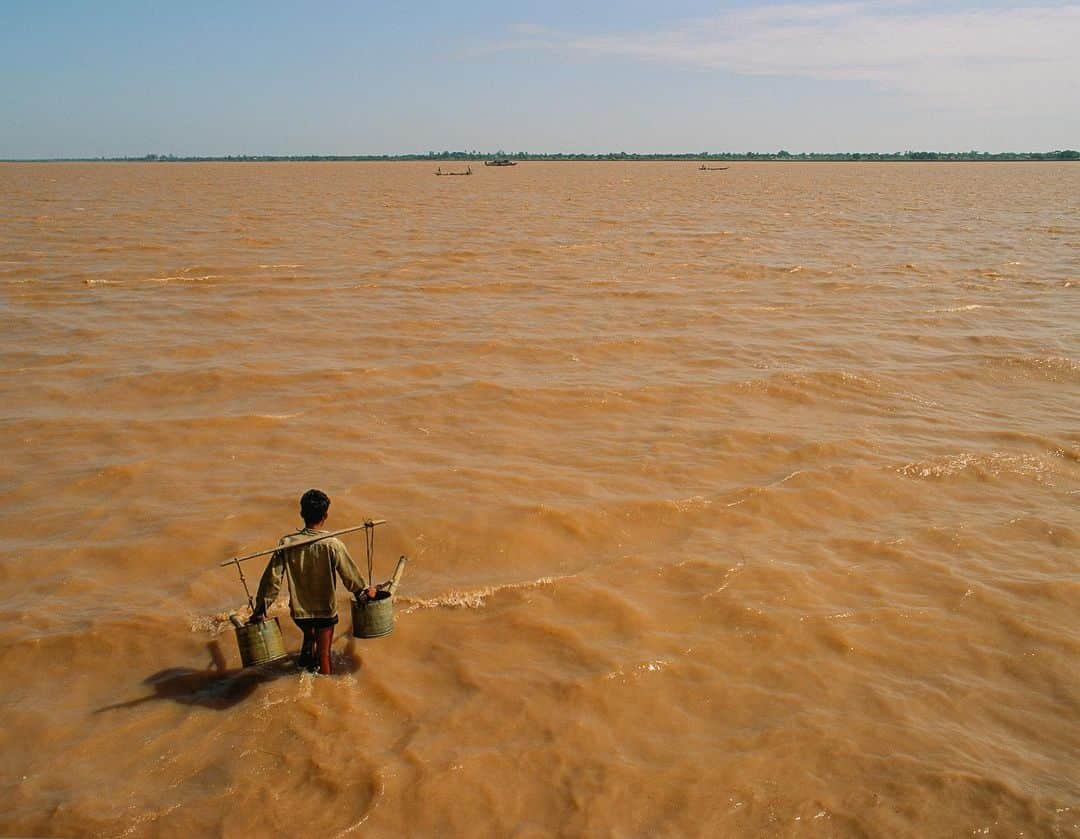 Michael Yamashitaさんのインスタグラム写真 - (Michael YamashitaInstagram)「A River Runs Through It: recent weeks have seen some of the worst flooding in Cambodia for decades, leaving communities across the Kingdom submerged. What has resulted has been death and injury, displaced households, and major interruptions to the education of young students. For hundreds of years, communities across Southeast Asia that live by and on the Mekong River have adapted to the seasonal cycles of drought and flood, building homes on stilts with floors that can rise and fall with the waters. But this year’s catastrophic floods have broken records and exposed the effects of decades of global warming, environmental mismanagement. Development, too, has meant the filling in of wetlands and lakes, removing the area's natural flood barriers.The Humanitarian Response Forum reports that as of late October there had been 38 deaths and 14,299 displaced households across 19 of 25 provinces. Deadly downpours have also wreaked havoc across all of Southeast Asia, with more Cambodians, Laotians and Vietnamese reported to have died this year as a result of flooding than due to the corona virus pandemic. #mekong #mekongriver #cambodiaflood @sea_globe」1月24日 0時24分 - yamashitaphoto