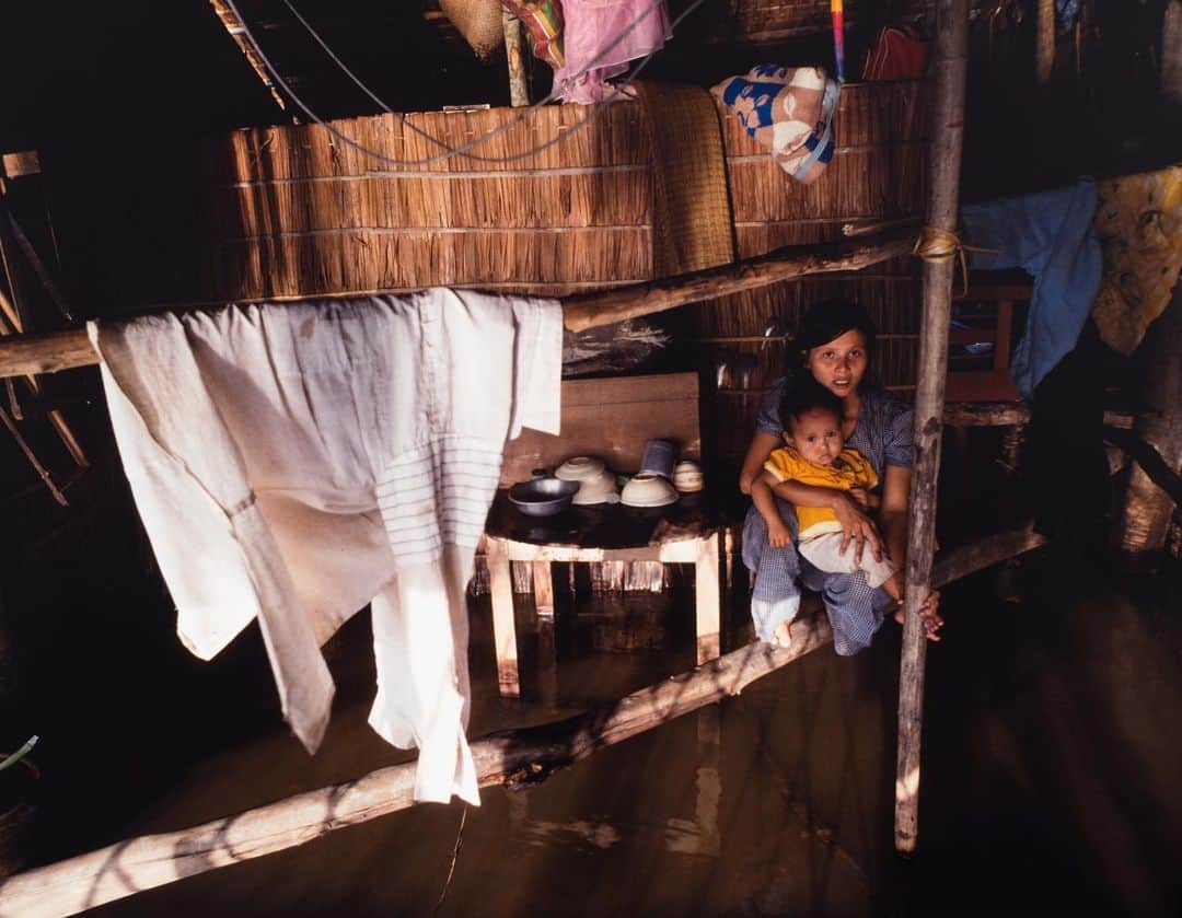Michael Yamashitaさんのインスタグラム写真 - (Michael YamashitaInstagram)「A River Runs Through It: recent weeks have seen some of the worst flooding in Cambodia for decades, leaving communities across the Kingdom submerged. What has resulted has been death and injury, displaced households, and major interruptions to the education of young students. For hundreds of years, communities across Southeast Asia that live by and on the Mekong River have adapted to the seasonal cycles of drought and flood, building homes on stilts with floors that can rise and fall with the waters. But this year’s catastrophic floods have broken records and exposed the effects of decades of global warming, environmental mismanagement. Development, too, has meant the filling in of wetlands and lakes, removing the area's natural flood barriers.The Humanitarian Response Forum reports that as of late October there had been 38 deaths and 14,299 displaced households across 19 of 25 provinces. Deadly downpours have also wreaked havoc across all of Southeast Asia, with more Cambodians, Laotians and Vietnamese reported to have died this year as a result of flooding than due to the corona virus pandemic. #mekong #mekongriver #cambodiaflood @sea_globe」1月24日 0時24分 - yamashitaphoto
