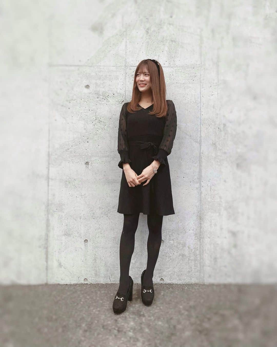 のインスタグラム：「ㅤㅤㅤㅤㅤㅤㅤㅤ  ㅤㅤㅤㅤㅤㅤㅤㅤ \ ♥ /  ㅤㅤㅤㅤㅤㅤㅤㅤ  ㅤㅤㅤㅤㅤㅤㅤㅤ  #カイエダはレンズぼかしを覚えた #lightroomむずう #最初からポートレートで撮ればヨカッタ #コーデ撮るときは下か斜め上見たらいいと聞きましたッ #今日もヒラメ筋は健在デシタッ✌️ ㅤㅤㅤㅤㅤㅤㅤㅤ  #blackcode #monotonecode #monotone #ブラックコーデ #モノトーンコーデ #モノトーン #knitonepiece #knit #ニットワンピース #ニットワンピ #黒ワンピ #パンプスコーデ #japanesegirl #カチューシャ #内巻き #ストレートヘア #straighthair #シースルーバング #シースルー前髪 #韓国ファッション」