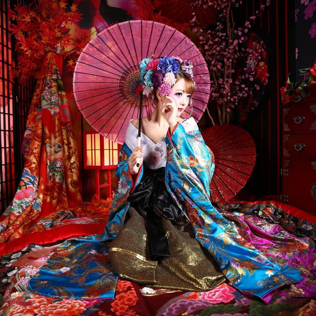 大河内美紗のインスタグラム：「お誕生日記念に撮影🎉きっちりの着物も大好きだけどたまには変化球✨これからも日本の唄をたくさん唄っていきたい❣️ #誕生日 #撮影 #日本 #japan #花魁 #民謡 #詩吟 #jpop #kimono」