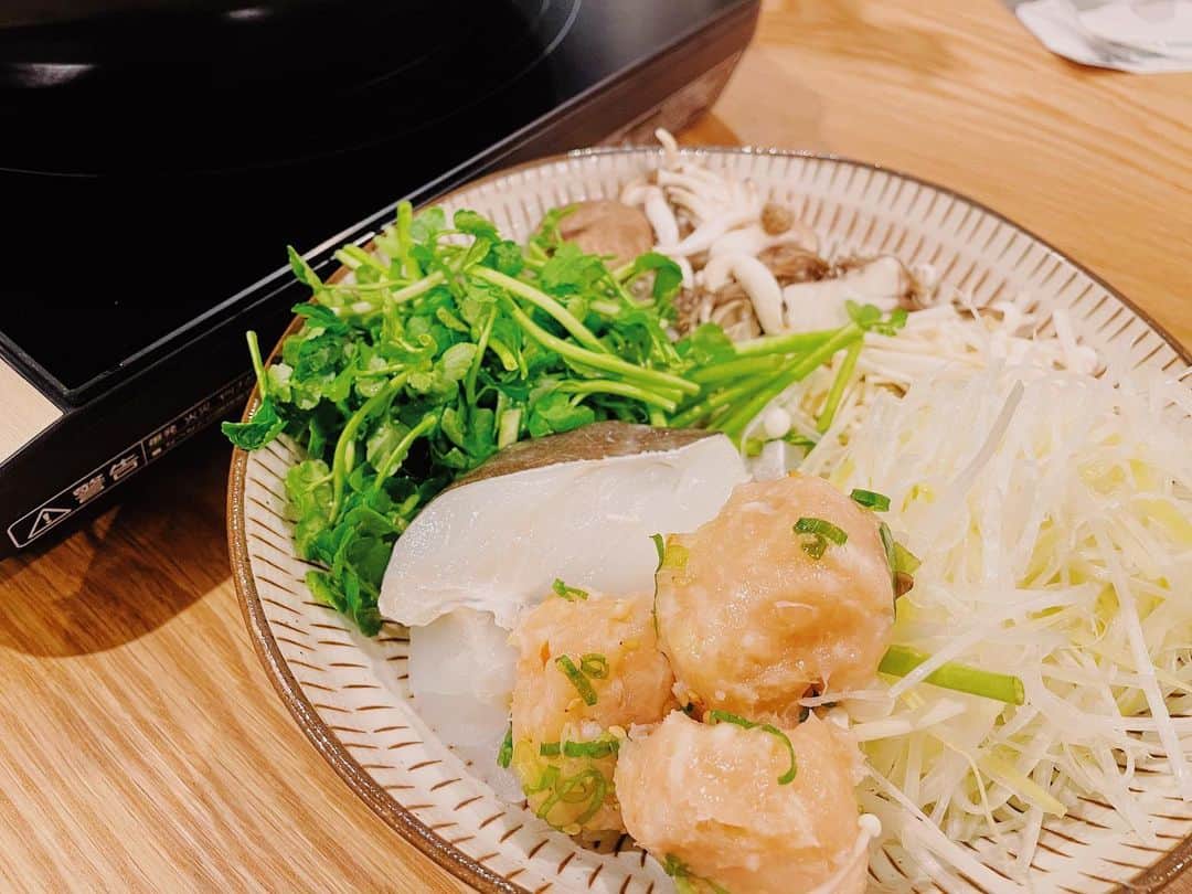 わちみなみのインスタグラム：「こんや25時30分〜﻿ MBSラジオ﻿ 『オレたちゴチャ・まぜっ！〜集まれヤンヤン〜』﻿ ぜひ聴いてください。﻿ ﻿ 今日はのりこさんのエステにもいけましたので﻿ @m_beautystyling  あっさりした鍋にしました☺️﻿ ジムのトレーナーさんにおすすめされた﻿ きのこたっぷりと鱈もいれてみました〜！﻿ 鍋たくさんほしくなるね💡﻿ ﻿ 茅乃舎のお出汁パックが便利なので助かります🙏﻿ ﻿ 毎日鍋がいいですよってトレーナーさん(@bosty_official ) 言われたのですがみんな何鍋してる？﻿ レパートリーがなくて🤣﻿ ﻿ #ラジオ #鍋﻿ #冬のご飯　#鍋スタグラム」
