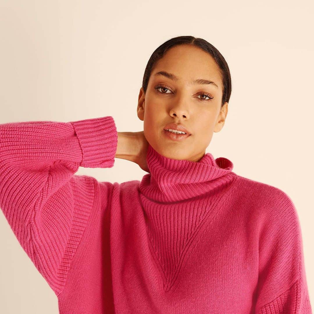 アマンダ ウェイクリーのインスタグラム：「When I am in desperate need of some cocooning, a giant hug of cashmere always gives my wellbeing a boost… nothing compares to swathing myself in the warmth, comfort and luxury of this noble yarn. A x  #cashmere #chunkyknit #oversizedjumper #skijumper #sportsluxe #retrochic」