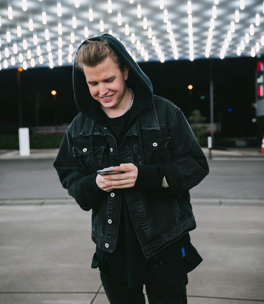 Kayefのインスタグラム：「Gestern mal wieder ein neues Musikvideo für euch gedreht 🎥✌🏻 Bald gehts endlich los #2uhrnachts #050221 Danke an die ganze Crew @jan.verb @haley_shot_it @z_gerd @zuckerbrot.pitches und alle die mitgemacht haben @celinecheerio @carlotta__h @susisaar @lucythxy @julienne_mp @leonampiano 🤘🏼」