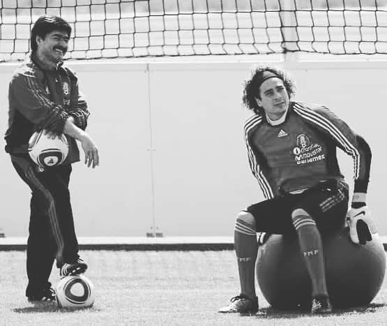ギジェルモ・オチョアのインスタグラム：「Descansa en paz amigo, se te va a extrañar en todo momento tu eras parte de disfrutar la selección. Abrazo hasta el cielo Gonza 🙏😢」