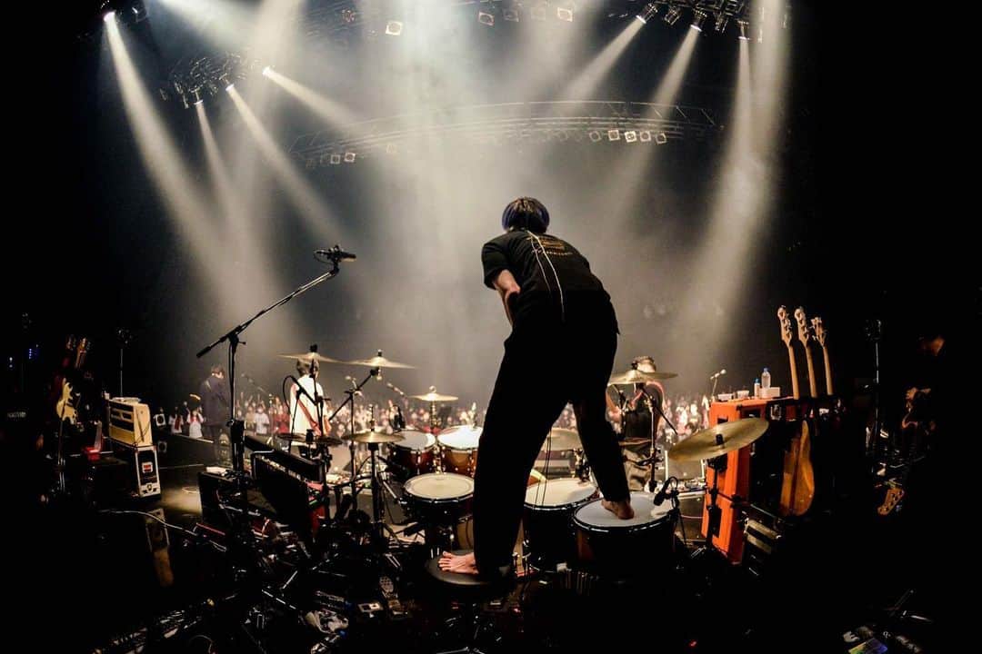 のインスタグラム：「普通ボーカルのひとがするポーズ ApplauseTOURはもうちょっと続く  photo by @ruihashimoto   #ストレイテナー」