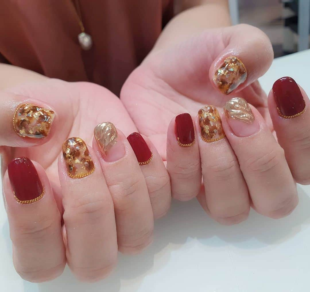 Yingさんのインスタグラム写真 - (YingInstagram)「I used PREANFA Mirror Powder in Champagne and PREGEL Bijou Gel for the 3D textured gold chrome. Items can be purchased at @nailwonderlandsg 🤗 . Design adapted from @itohanako  . 🛒 www.nailwonderland.com⁣⁣ 📍20A Penhas Road, Singapore 208184⁣⁣ (5 minutes walk from Lavender MRT)⁣⁣ .  I am currently only able to take bookings from my existing pool of customers. If I have slots available for new customers, I will post them on my IG stories. Thank you to everyone who likes my work 🙏 if you need your nails done, please consider booking other artists at @thenailartelier instead ❤  #ネイルデザイン  #ネイルアート #ネイル #ジェルネイル #nailart #네일아트 #pregel #プリジェル #nails #gelnails #sgnails」1月24日 0時47分 - nailartexpress