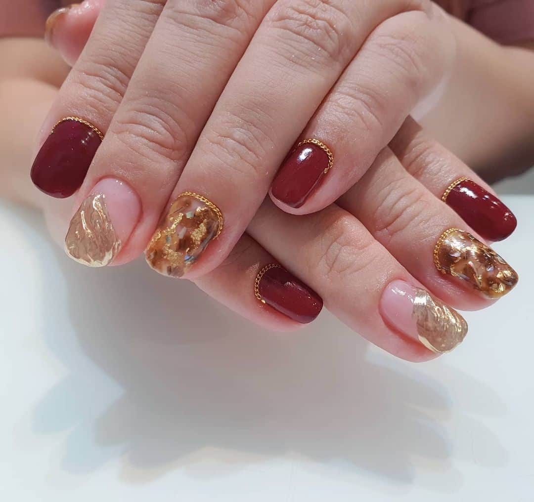 Yingのインスタグラム：「I used PREANFA Mirror Powder in Champagne and PREGEL Bijou Gel for the 3D textured gold chrome. Items can be purchased at @nailwonderlandsg 🤗 . Design adapted from @itohanako  . 🛒 www.nailwonderland.com⁣⁣ 📍20A Penhas Road, Singapore 208184⁣⁣ (5 minutes walk from Lavender MRT)⁣⁣ .  I am currently only able to take bookings from my existing pool of customers. If I have slots available for new customers, I will post them on my IG stories. Thank you to everyone who likes my work 🙏 if you need your nails done, please consider booking other artists at @thenailartelier instead ❤  #ネイルデザイン  #ネイルアート #ネイル #ジェルネイル #nailart #네일아트 #pregel #プリジェル #nails #gelnails #sgnails」