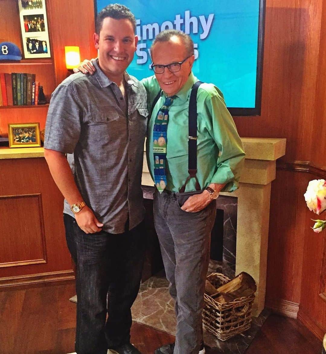 ティモシー・サイクスさんのインスタグラム写真 - (ティモシー・サイクスInstagram)「RIP to my friend, the legend Larry King, who sadly just passed away today. He was not only my favorite interviewer, he was kind, funny, sharp, humble, incredibly knowledgeable too. In a world full of phonies and egos, he remained authentic and humble and he inspired me greatly with his amazing work ethic and attitude on life. Larry, I'll miss you greatly, but your incredible work lives on, rest in peace legend! #riplarry #riplarryking #twojewcrew」1月24日 0時50分 - timothysykes