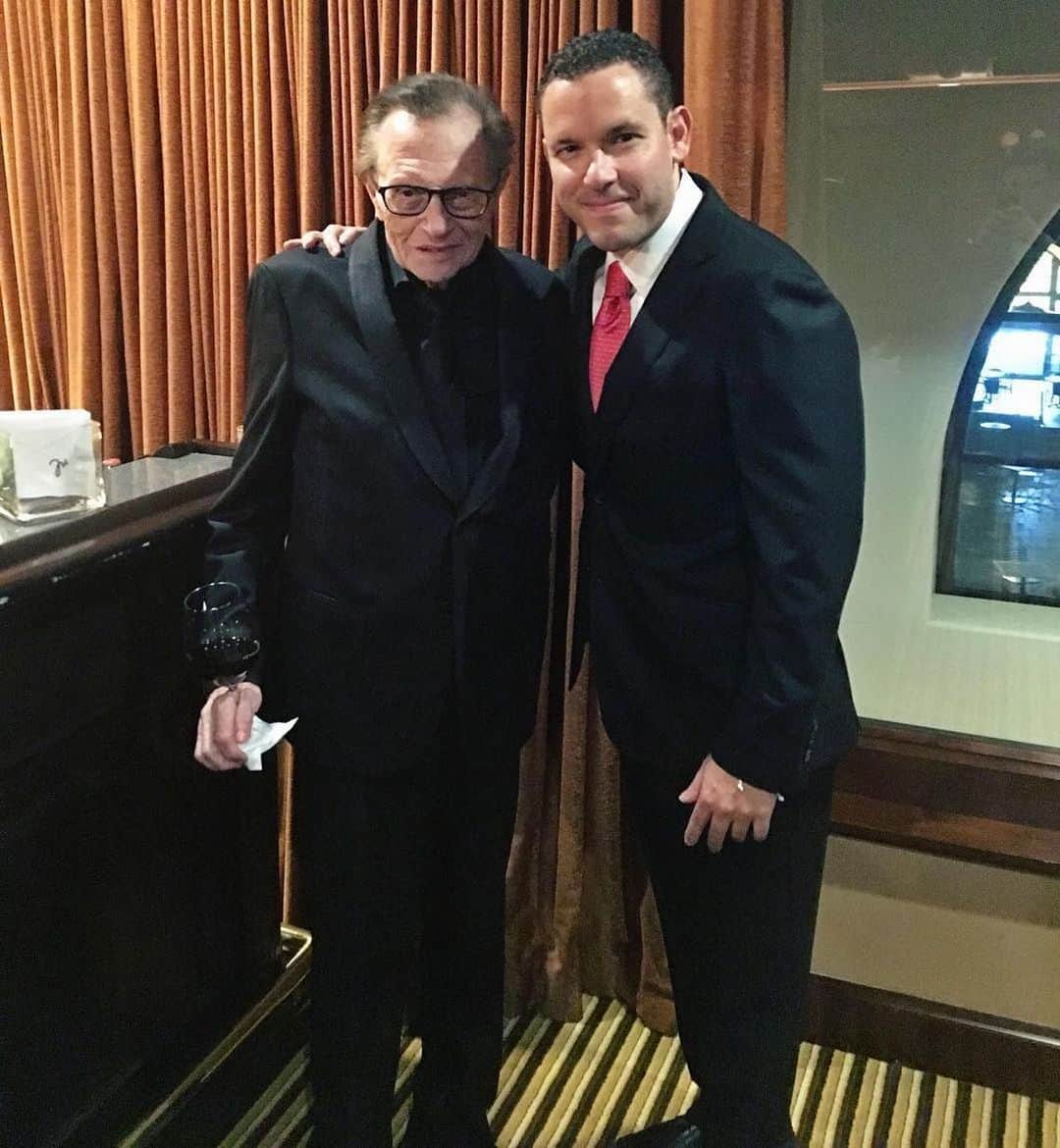 ティモシー・サイクスのインスタグラム：「RIP to my friend, the legend Larry King, who sadly just passed away today. He was not only my favorite interviewer, he was kind, funny, sharp, humble, incredibly knowledgeable too. In a world full of phonies and egos, he remained authentic and humble and he inspired me greatly with his amazing work ethic and attitude on life. Larry, I'll miss you greatly, but your incredible work lives on, rest in peace legend! #riplarry #riplarryking #twojewcrew」