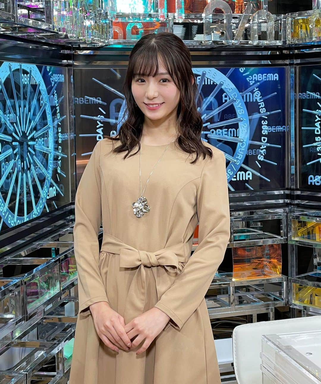 栗田麻理さんのインスタグラム写真 - (栗田麻理Instagram)「. ABEMA Newsご視聴いただきありがとうございました😌✨  シンプルなワンピースも、インパクトのあるネックレスを付けるだけで華やかになるんですね〜👗 衣装からたくさん学ばせていただいています。  iPhone12 proの画質恐るべし。」1月24日 0時52分 - mk_1202_x