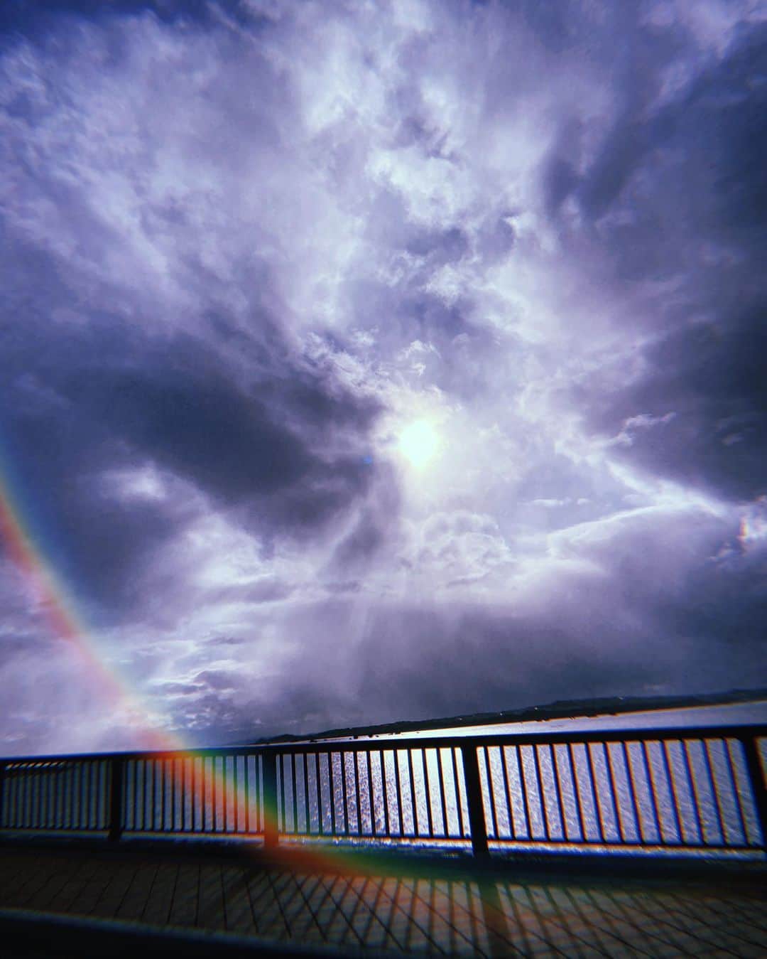 関根アヤノのインスタグラム：「雨が降るから虹が姿を表し、﻿ 雲があるから晴天とは違う幻想的な空の表情が見える。 ﻿ ものは考えよう。 捉えかた次第でマイナスもプラスになるよね、きっと。﻿ ﻿ こちらの更新遅くなりました、皆様あけおめです。」