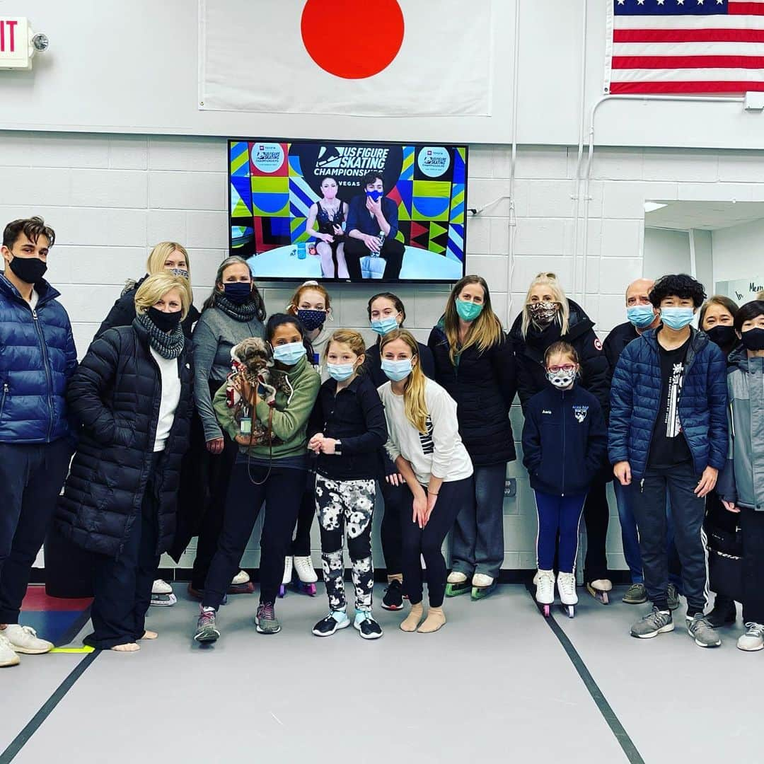 アマンダ・エボラさんのインスタグラム写真 - (アマンダ・エボラInstagram)「Kudos to you, Valentina and Max ending your season as the Bronze Medalists at the US Championships Junior Pair event! 🥉⛸👏🏻  A season where we are reminded to count our blessings, it is your faith and trust in the process I am most impressed by you two.  May you look back on this season and be in awe at the journey you have chosen.  #MiamitoMichigan #FacetimeLessons #ZoomBallet #TBSA #ArcticEdge #PairInitiative #NashvilleTraining #PuppyAxl #CampfireWeekends #AmazingAwaits #USChamps21」1月24日 0時53分 - acevora84