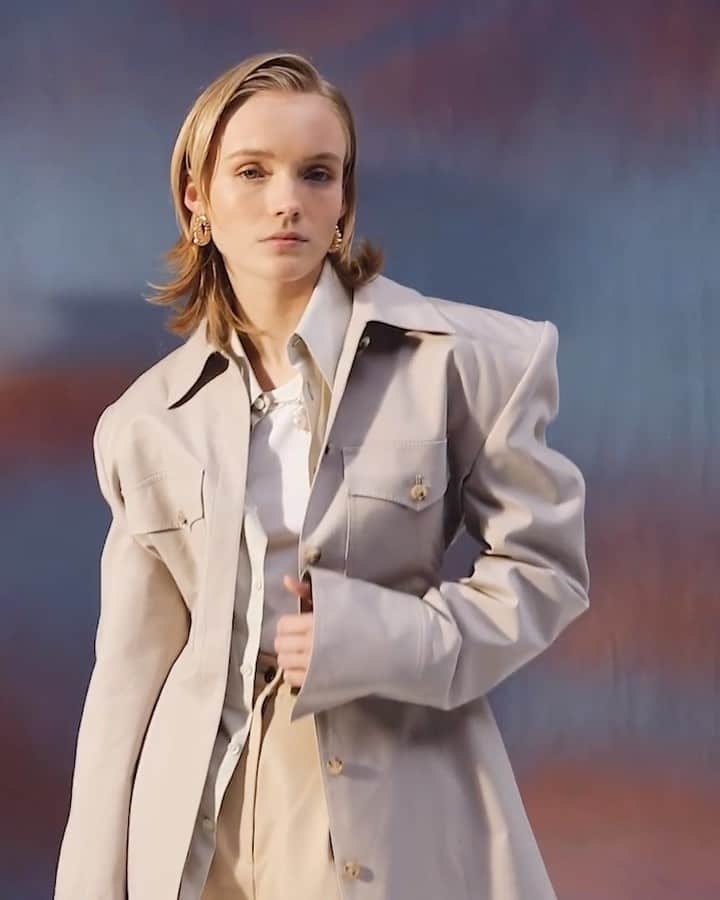 Harrodsのインスタグラム：「New silhouettes, fresh tones, a renewed optimism; all are on the horizon for SS21.  Shop the shoot via our link in bio »  #Harrods #HarrodsFashion  Our stores are closed but you can still discover the #WorldOfHarrods through Personal Shopping and online at harrods.com.」