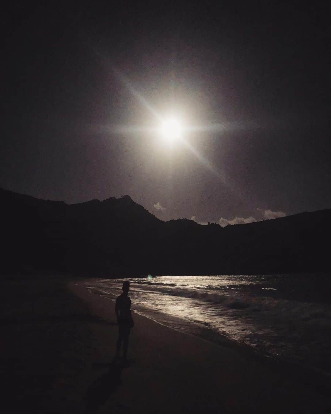レオン・エルスのインスタグラム：「To the moon and back remember?」