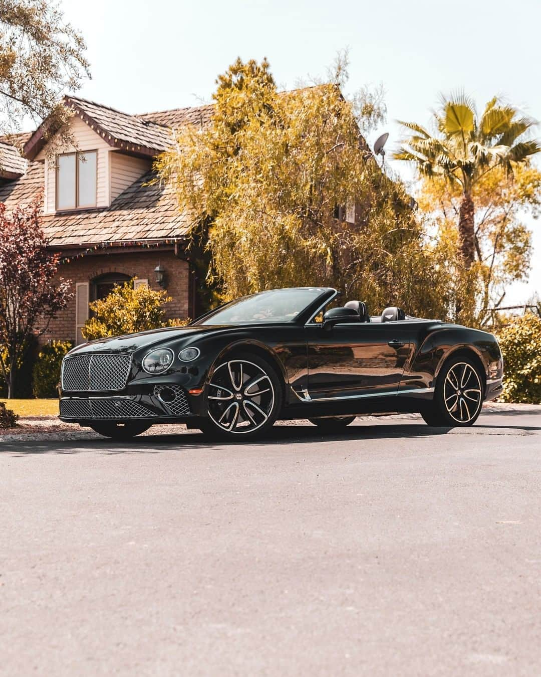 ベントレーさんのインスタグラム写真 - (ベントレーInstagram)「Sun’s out, chrome’s out. The #ContinentalGT V8 #Convertible. #WorldOfBentley _ #Bentley Continental GT V8 Convertible WLTP drive cycle: combined fuel consumption: 22.6 mpg (12.5 l/100 km), combined CO₂: 284 g/km/ Photo by @bentleylasvegas」1月24日 1時00分 - bentleymotors