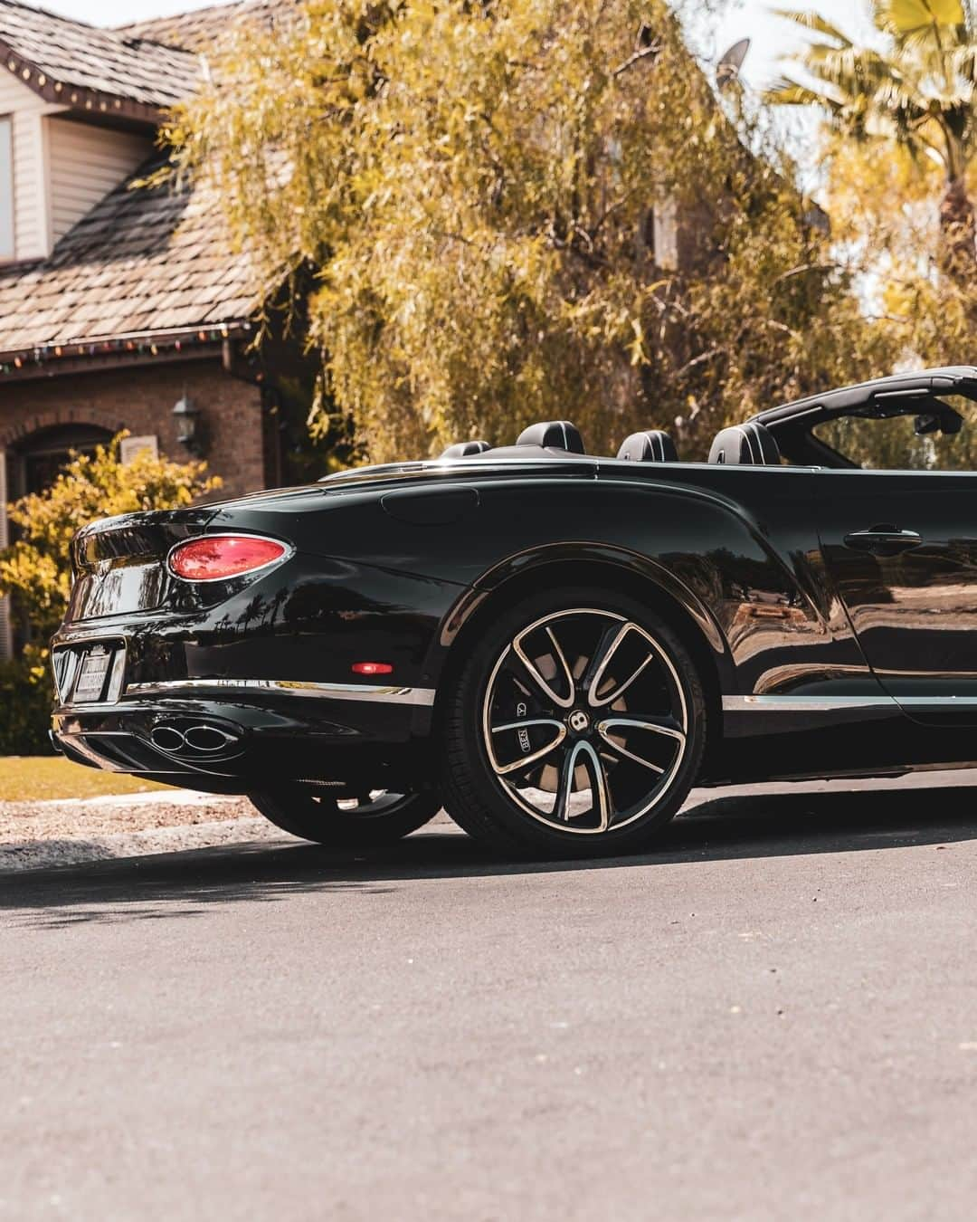 ベントレーさんのインスタグラム写真 - (ベントレーInstagram)「Sun’s out, chrome’s out. The #ContinentalGT V8 #Convertible. #WorldOfBentley _ #Bentley Continental GT V8 Convertible WLTP drive cycle: combined fuel consumption: 22.6 mpg (12.5 l/100 km), combined CO₂: 284 g/km/ Photo by @bentleylasvegas」1月24日 1時00分 - bentleymotors