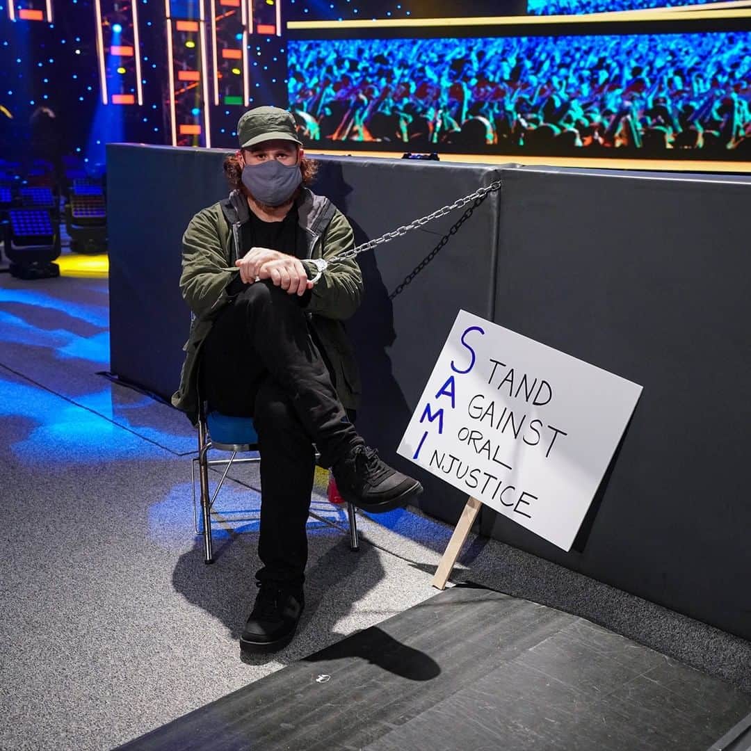 WWEさんのインスタグラム写真 - (WWEInstagram)「Sitting alone in the VIP. #SmackDown @samizayn」1月24日 1時00分 - wwe