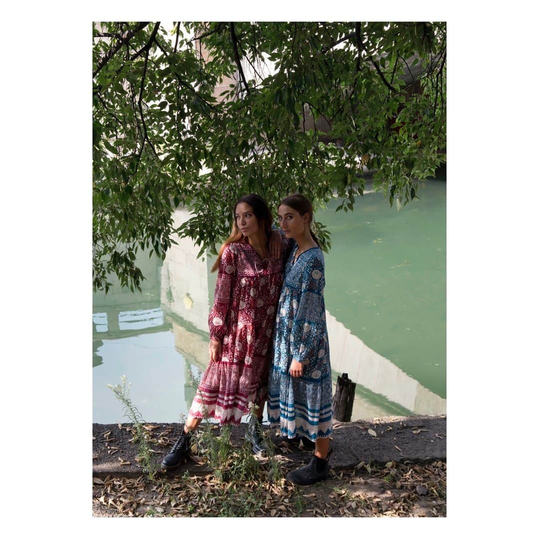 マッタのインスタグラム：「Every day we celebrate the gifts that sisterhood gives us. ⁠ Love you ladies💕⁠ ...seen here our Yamini Booj Dress. Link in bio for more...」