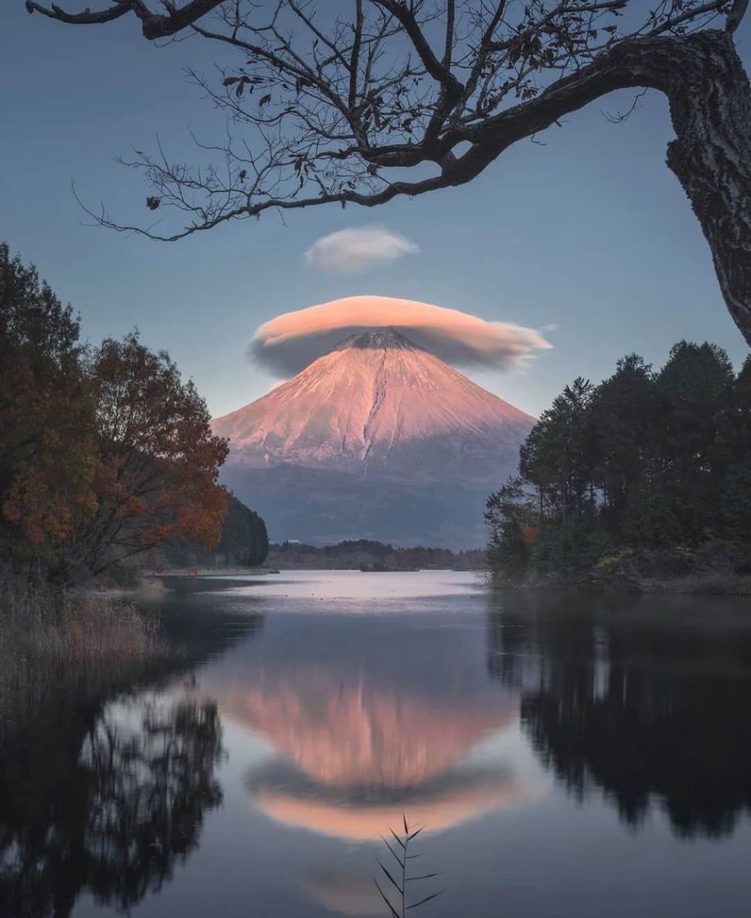 Earth Picsさんのインスタグラム写真 - (Earth PicsInstagram)「Mount Fuji accompanied by a lenticular cloud ☁️  📷 @danielkordan」1月24日 1時00分 - earthpix