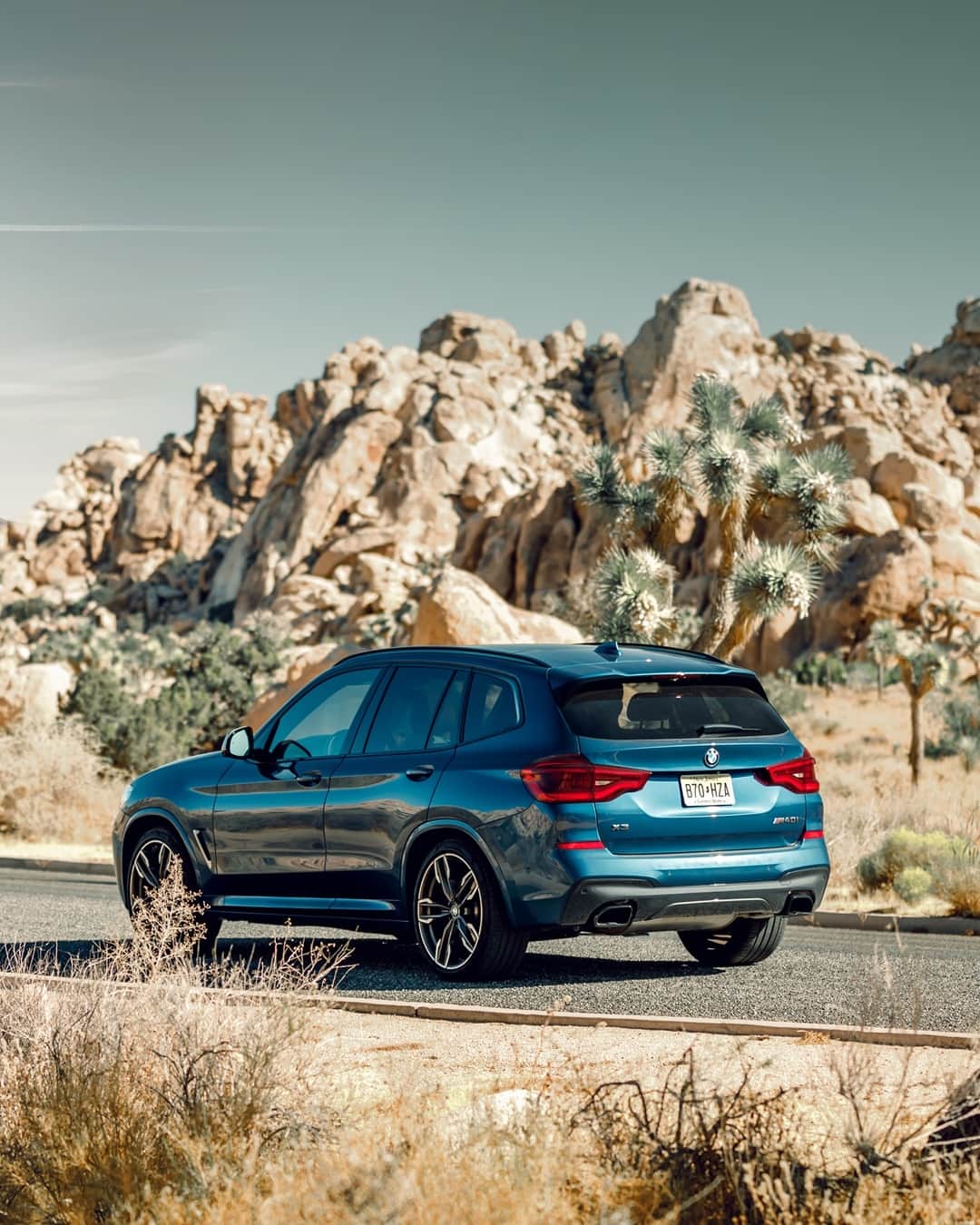 BMWのインスタグラム：「Sun's up. Time to cruise.  The BMW X3. #TheX3 #BMW #X3 @kenozache __ BMW X3 M40i: Fuel consumption weighted combined in l/100km: 8.1–7.8 (NEDC); 9.7–8.9 (WLTP), CO2 emissions weighted combined in g/km: 187–178 (NEDC); 221–204 (WLTP). Further information: www.bmw.com/disclaimer.   360 hp, 265 kW, 500 Nm, Acceleration (0-100 km/h): 4.8 s, Top speed (limited): 250 km/h.」