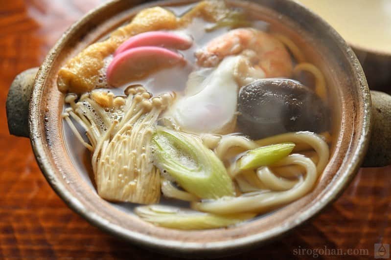 のインスタグラム：「おうちで作る『鍋焼きうどん』を白ごはん.comにアップしました！寒い時期にぴったりの一品です。  だしの取り方や具材の準備、火を入れる順番などもまとめています。ただ、けっこう大変なのでほうれん草や椎茸の煮物、だし汁等を前日までに用意しておくと当日作りやすくなるかと！ぜひお試しください☺️  #鍋焼きうどん #白ごはんドットコム #冨田ただすけ #最近レシピはプロフィール欄に」