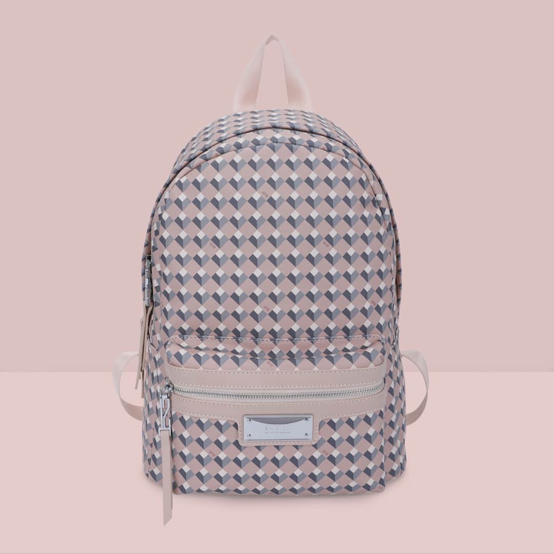 Santa Lollaのインスタグラム：「Para reafirmar os cubos como nossa identidade geométrica, a estampa monograma aparece em novos shapes como a mochila. Clique na tela para ver mais cores! [ R$349,90 cada ] #santalollaverao21 #SLhandbags #monogram #backpack」