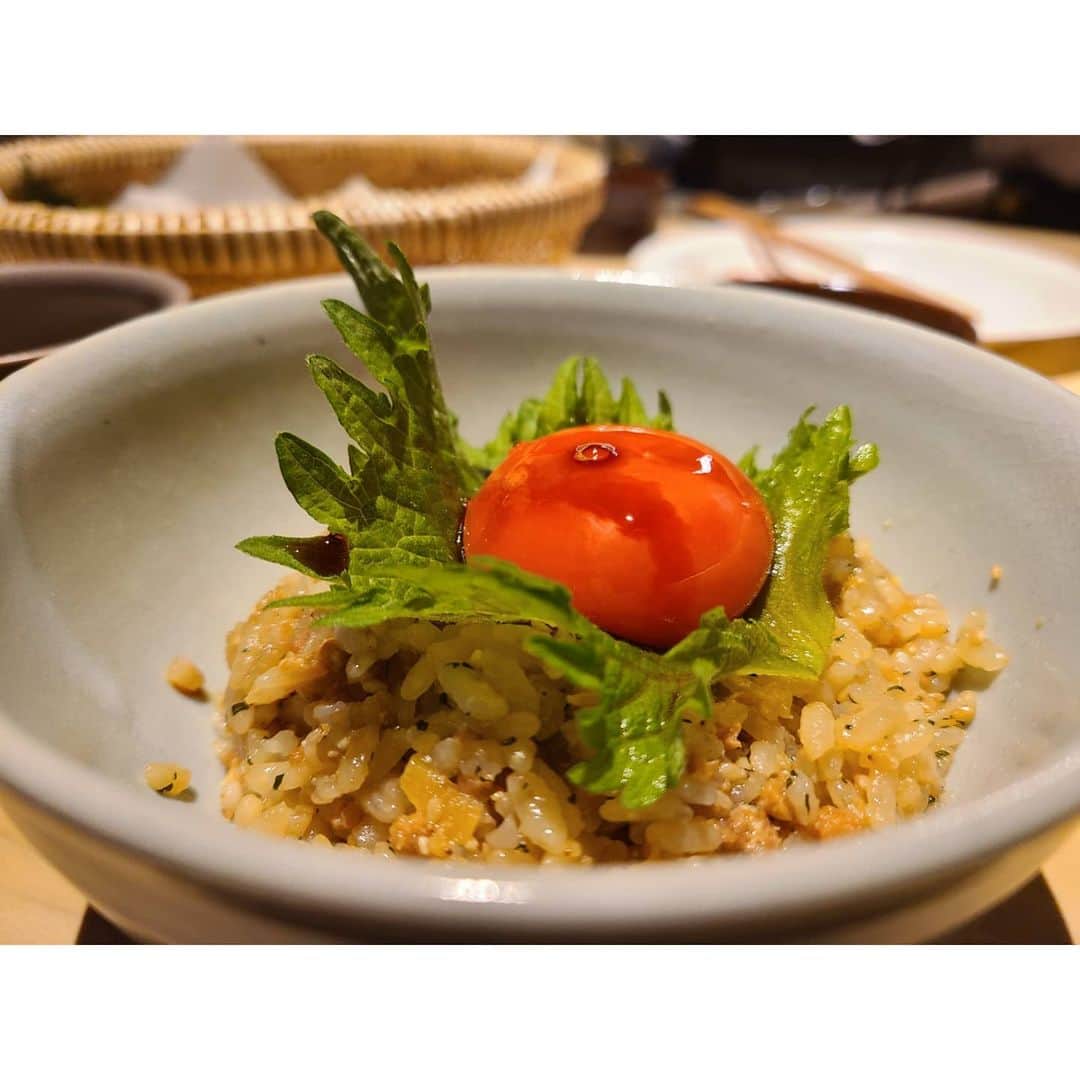 未來歩のインスタグラム：「１番通ってる焼鳥屋さんの吾一さんが新店舗を❕  プレオープンに呼んで頂いたのでお祝いに☺️  2階は鴨鍋屋さんになるみたい🦆  お酒は自分で取りに行くカジュアルスタイル✨  唐揚げあんまり好きじゃないけど美味しかったな🤤  タルタルのポテサラも☺️ あと、こちらでしか食べれないそぼろご飯、紫蘇風味で⭕  絶対流行るだろうな。。  春駒のすぐ近所🎵  #焼鳥#吾一#天満#グルメ#天満グルメ#商店街#鴨鍋#唐揚げ#食べログ#新店舗#そぼろご飯  ご予約はこちら 0663555166」