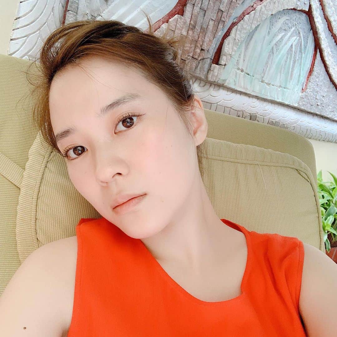 亜希子のインスタグラム：「ベトナムに行きたい欲が限界まで到達しました🤔  1年半前に、ひとりでホーチミンのマジェスティックサイゴンホテルに泊まった時の写真を見返してました。載せますね。  主に、食い意地を張るための旅。  フォー食べたり、謎の麺類を食べたり、オムレツ食べたり、美味しかったなぁ。。。  現地では急ピッチで友達を作って、案内してもらったり…🤝  いまでもマジで、なんでそんなにアグレッシブなことが出来たのか謎。  あれだけガチなコミュニケーション能力、そうそう発揮することない。。。  写真見て、少しでも旅した気持ちになってくれると嬉しいです☺️  コロナが落ち着いたら、また、アジアに飛ぶぞ！」