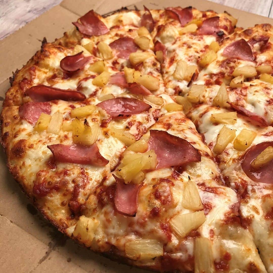 Domino's Pizzaさんのインスタグラム写真 - (Domino's PizzaInstagram)「QUICK: you have 2 seconds to tell us your favorite 2 toppings! Order your favorites and more when you Mix and Match 2 medium 2-topping pizzas for just $5.99 each 🙌」1月24日 1時08分 - dominos